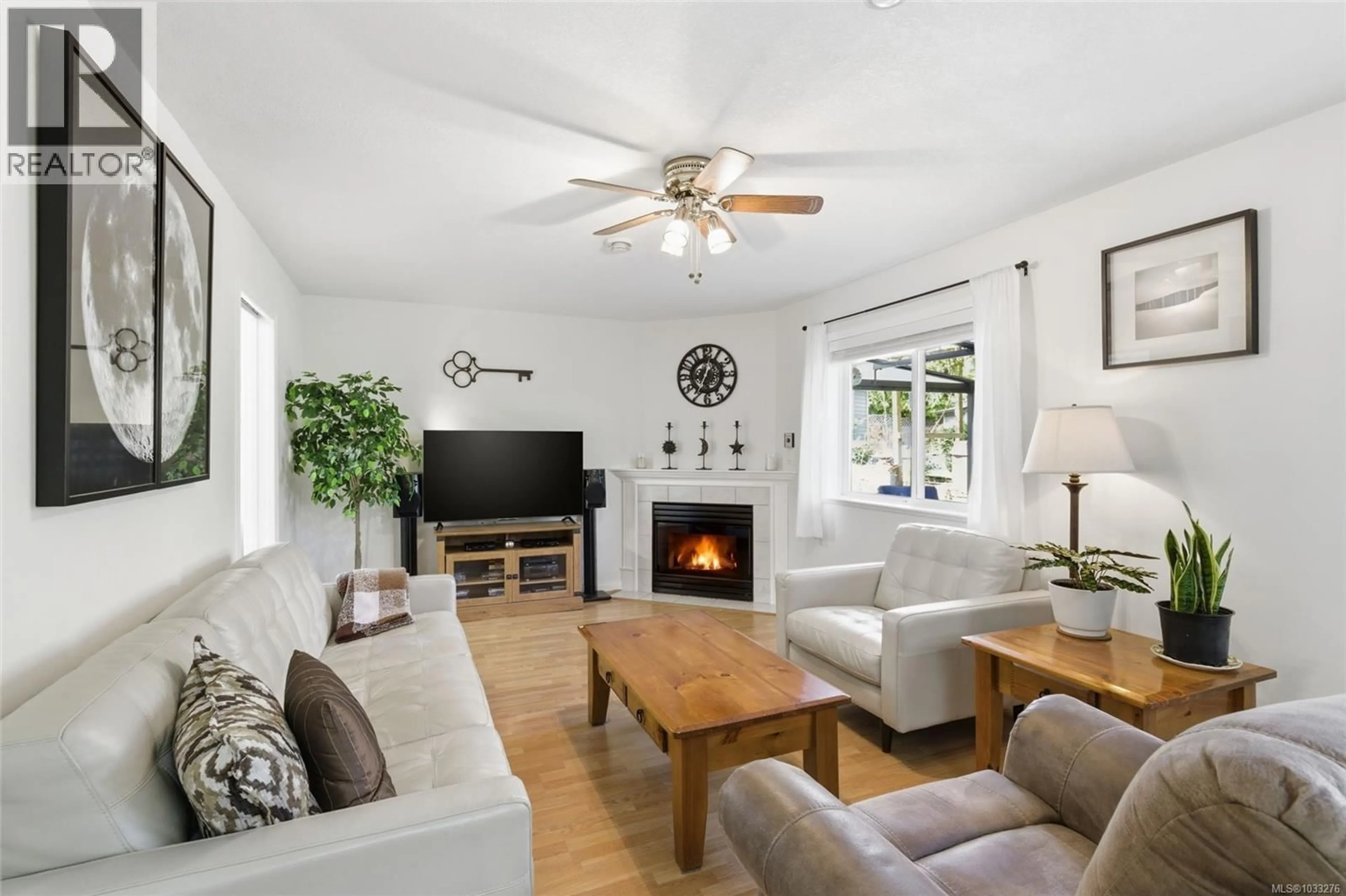 Living room with furniture, unknown for 834 WOODSIDE CRESCENT, Qualicum Beach British Columbia V9K2K8