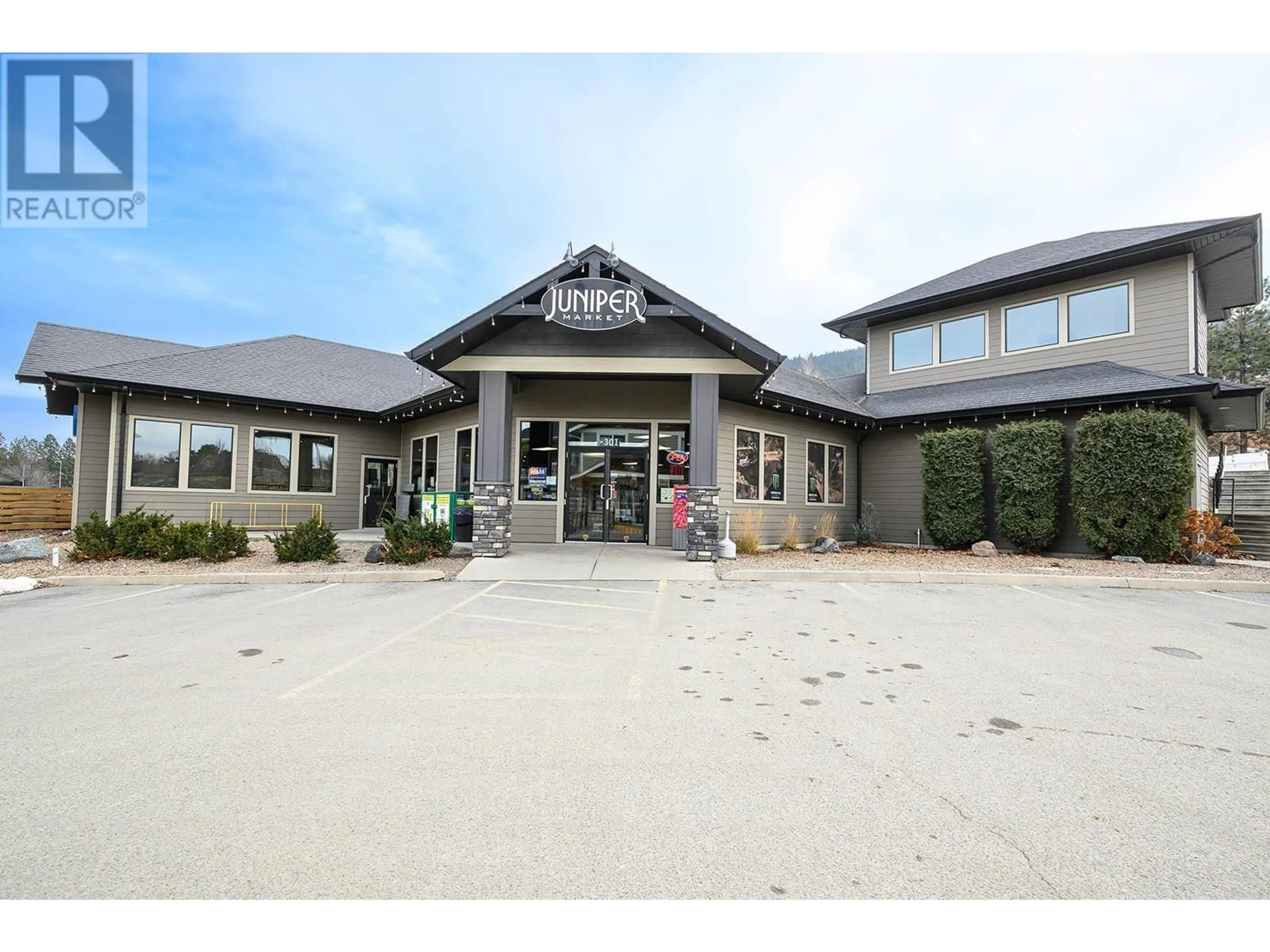 Indoor foyer for 301 - 2049 HIGHLAND PLACE, Kamloops British Columbia V2E0A8