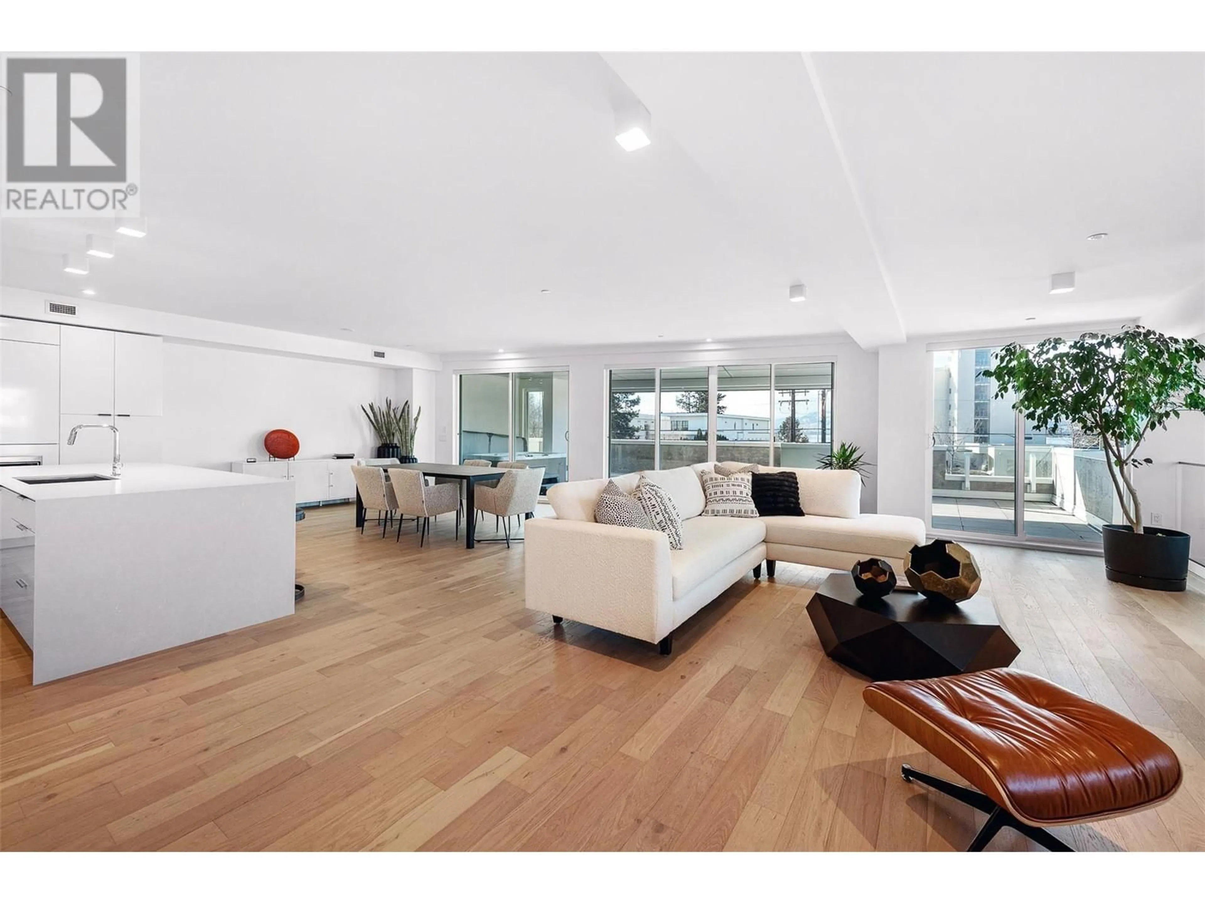 Living room with furniture, wood/laminate floor for 101 - 4071 LAKESHORE ROAD, Kelowna British Columbia V1W1V7