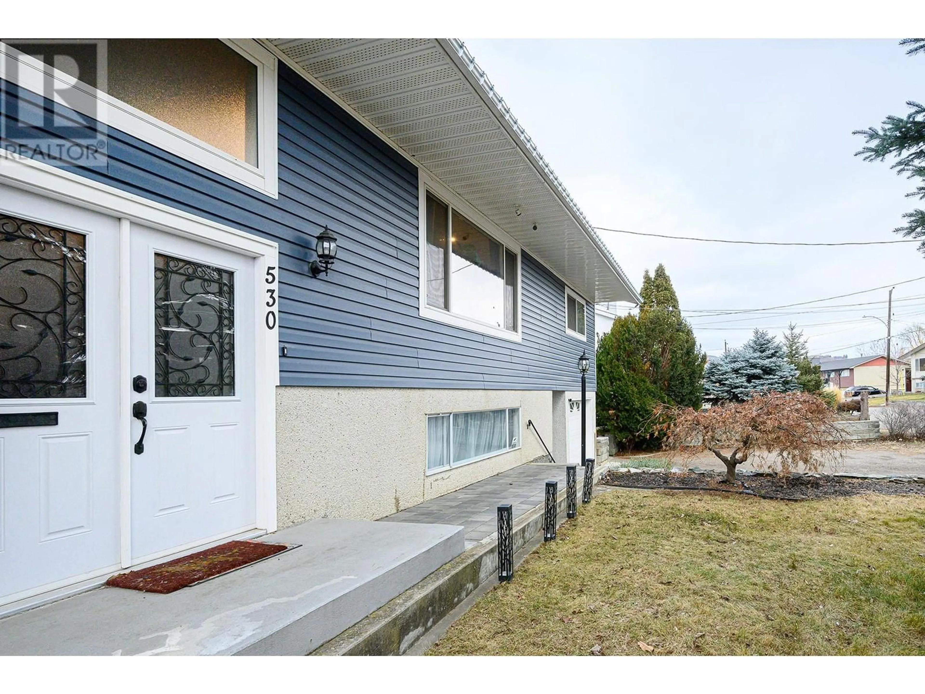 Home with vinyl exterior material, street for 530 HUXLEY Place, Kamloops British Columbia V2B5E5