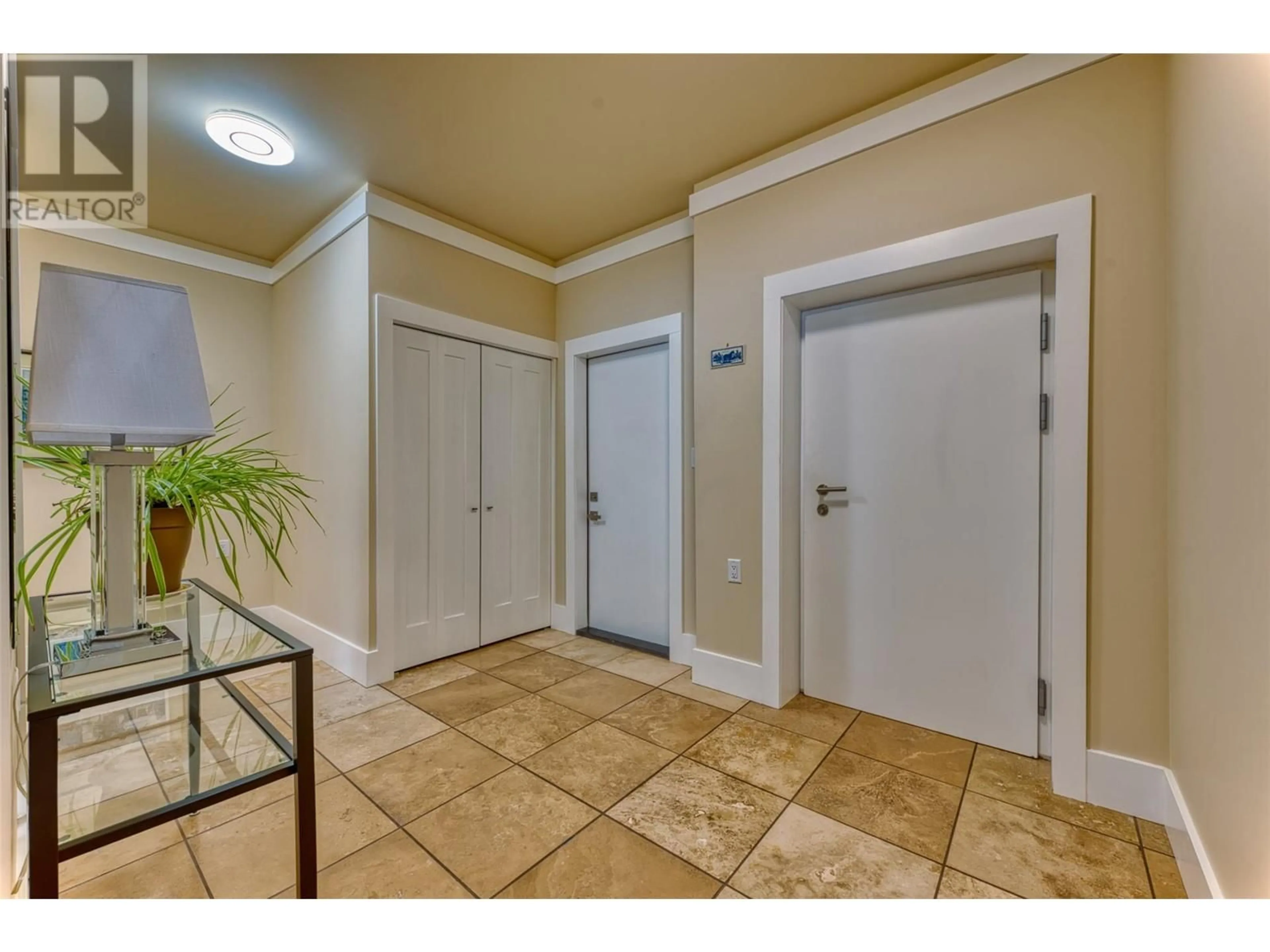 Indoor foyer for 514 MOUNTAIN DRIVE, Vernon British Columbia V1H2B8