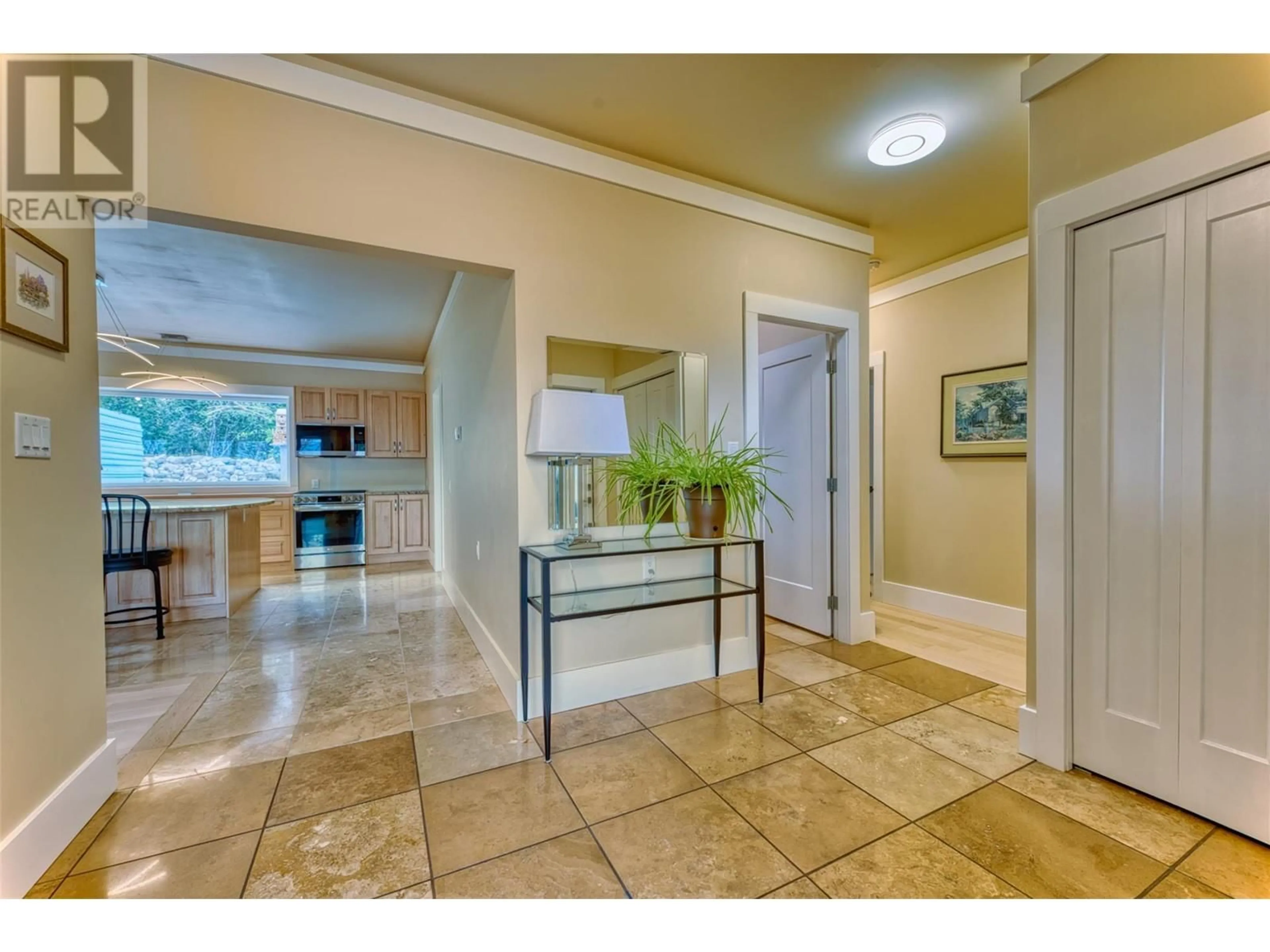 Indoor foyer for 514 MOUNTAIN DRIVE, Vernon British Columbia V1H2B8