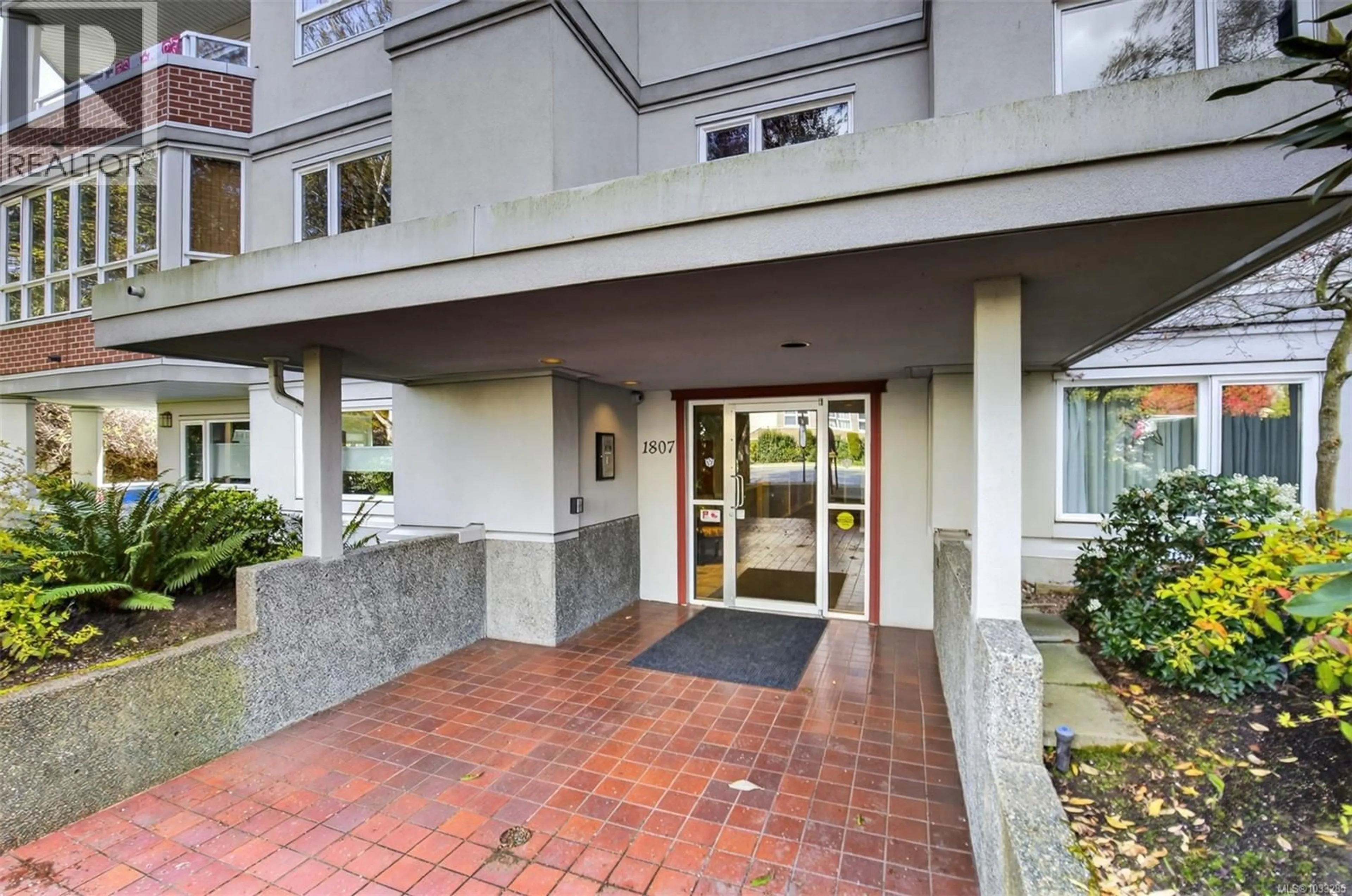 Indoor foyer for 103 - 1807 OAK BAY AVENUE, Victoria British Columbia V8R1C1