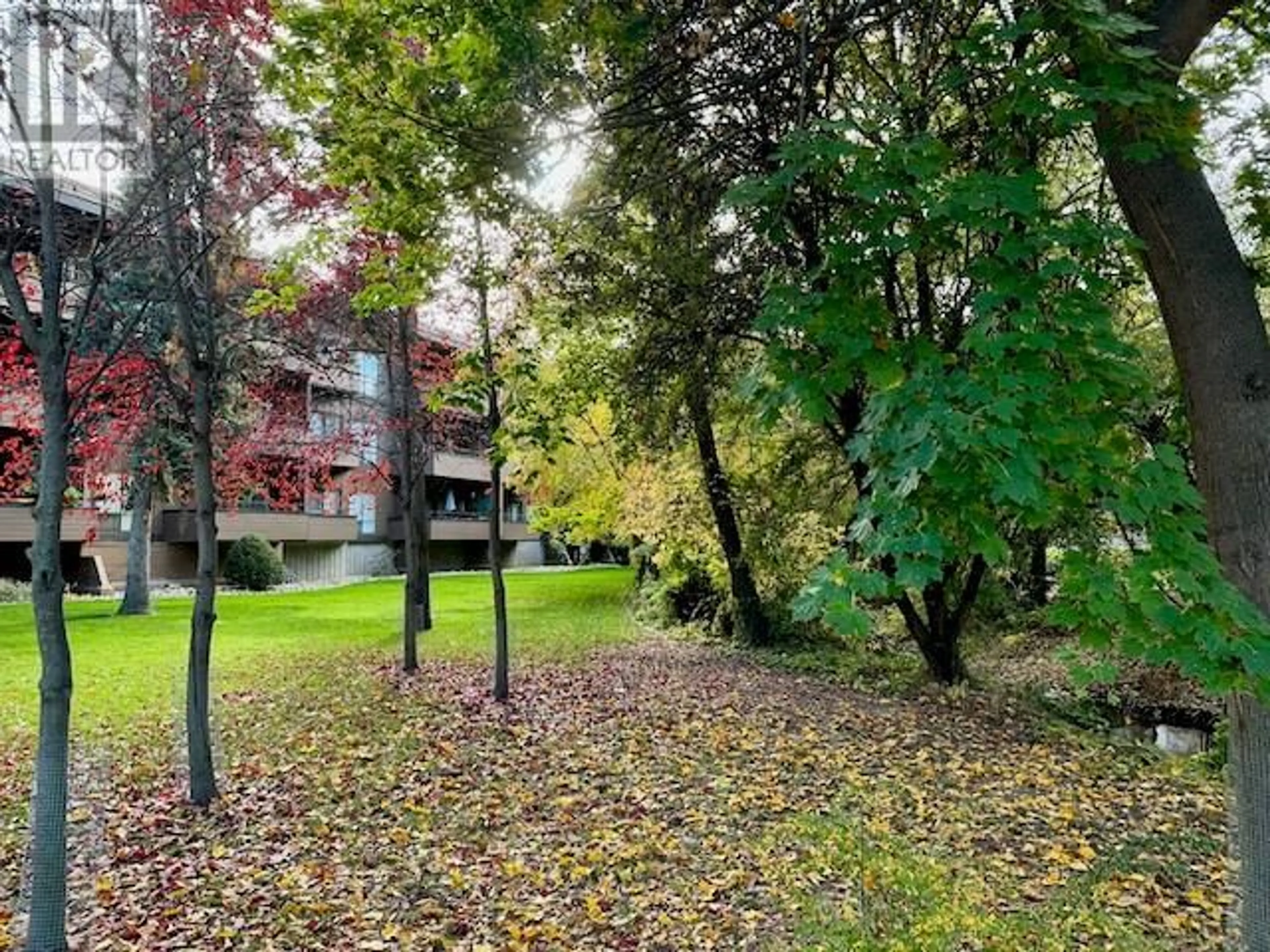 A pic from outside/outdoor area/front of a property/back of a property/a pic from drone, forest/trees view for 539 Sutherland Avenue Unit# 106, Kelowna British Columbia V1Y5X3