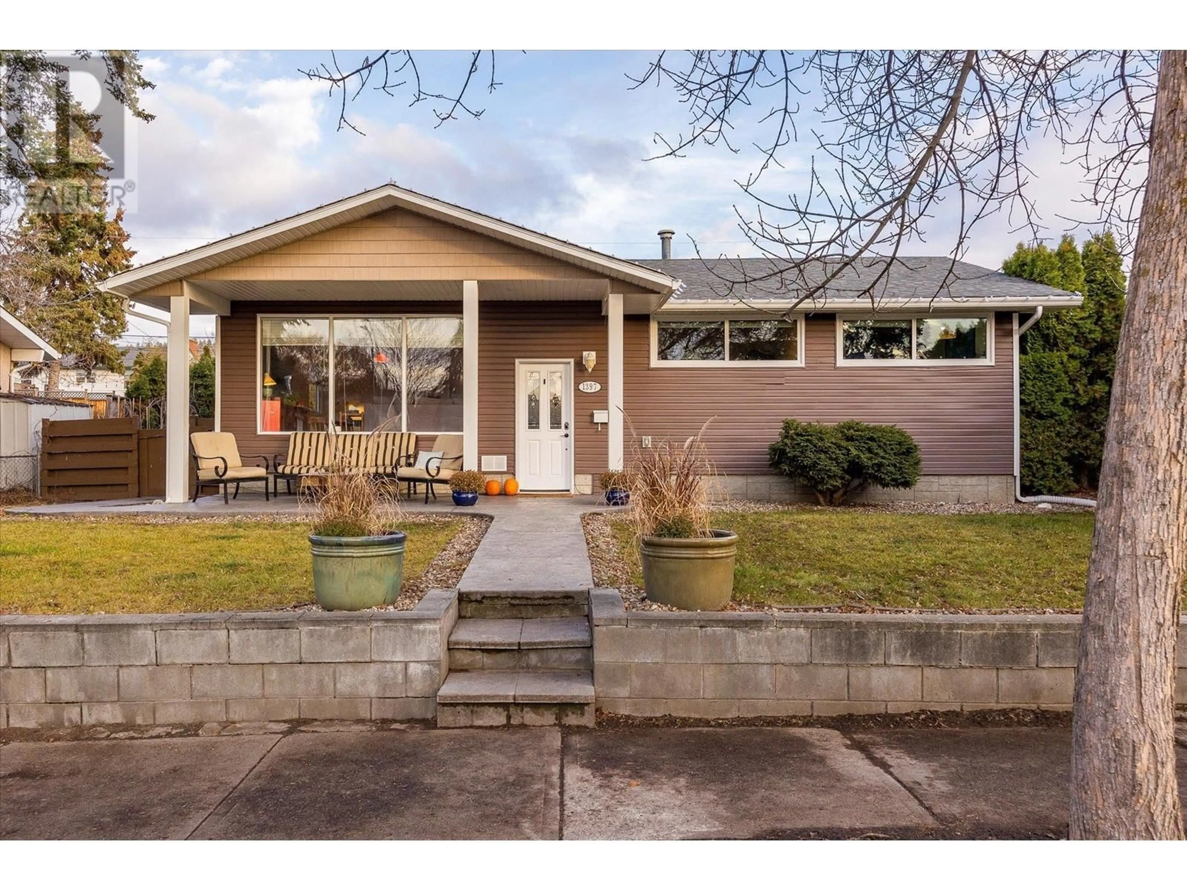 Home with vinyl exterior material, street for 1397 BRAEMAR STREET, Kelowna British Columbia V1Y3X4