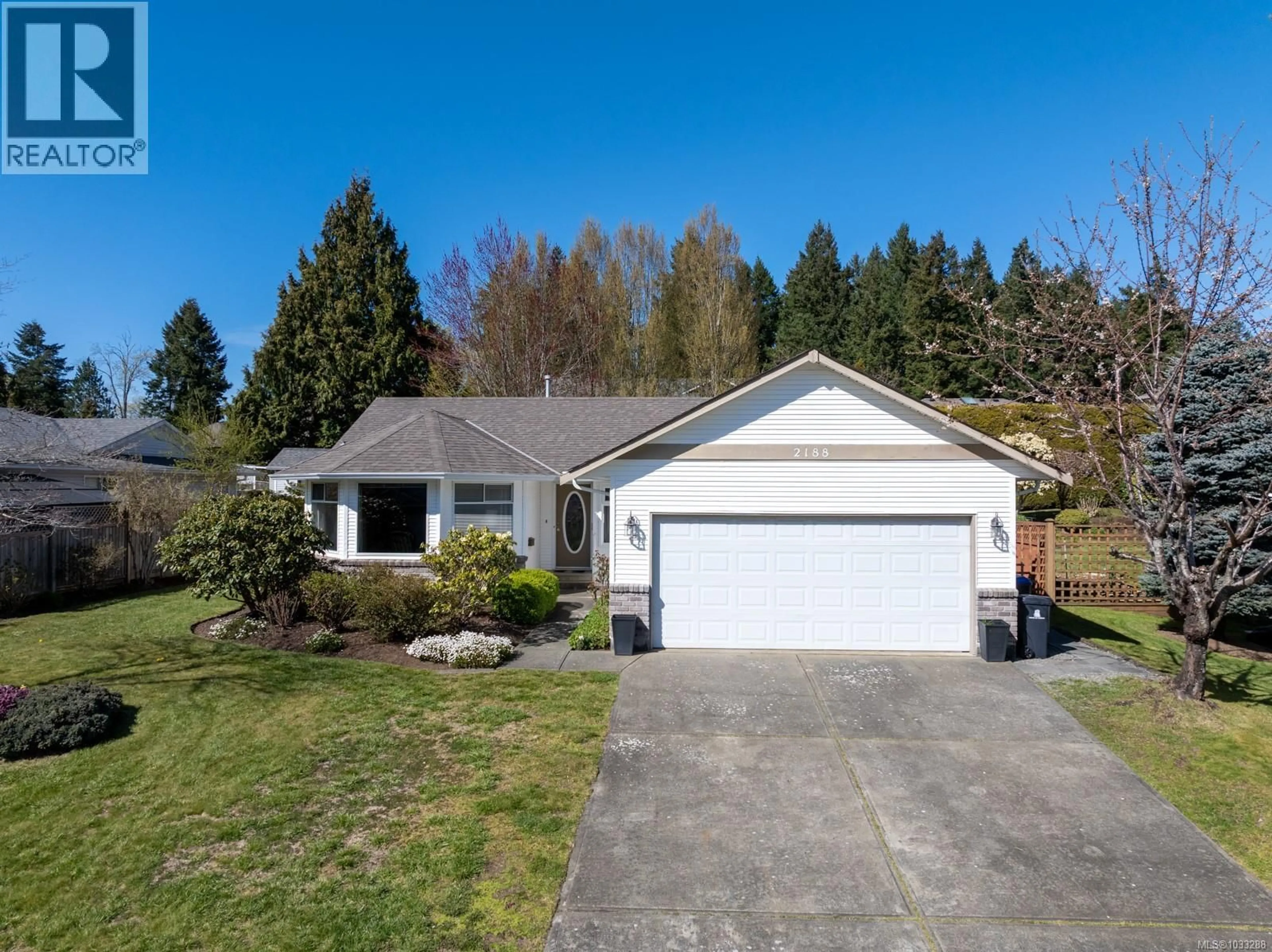 Home with vinyl exterior material, street for 2188 CARDINAL PLACE, Comox British Columbia V9M3G2