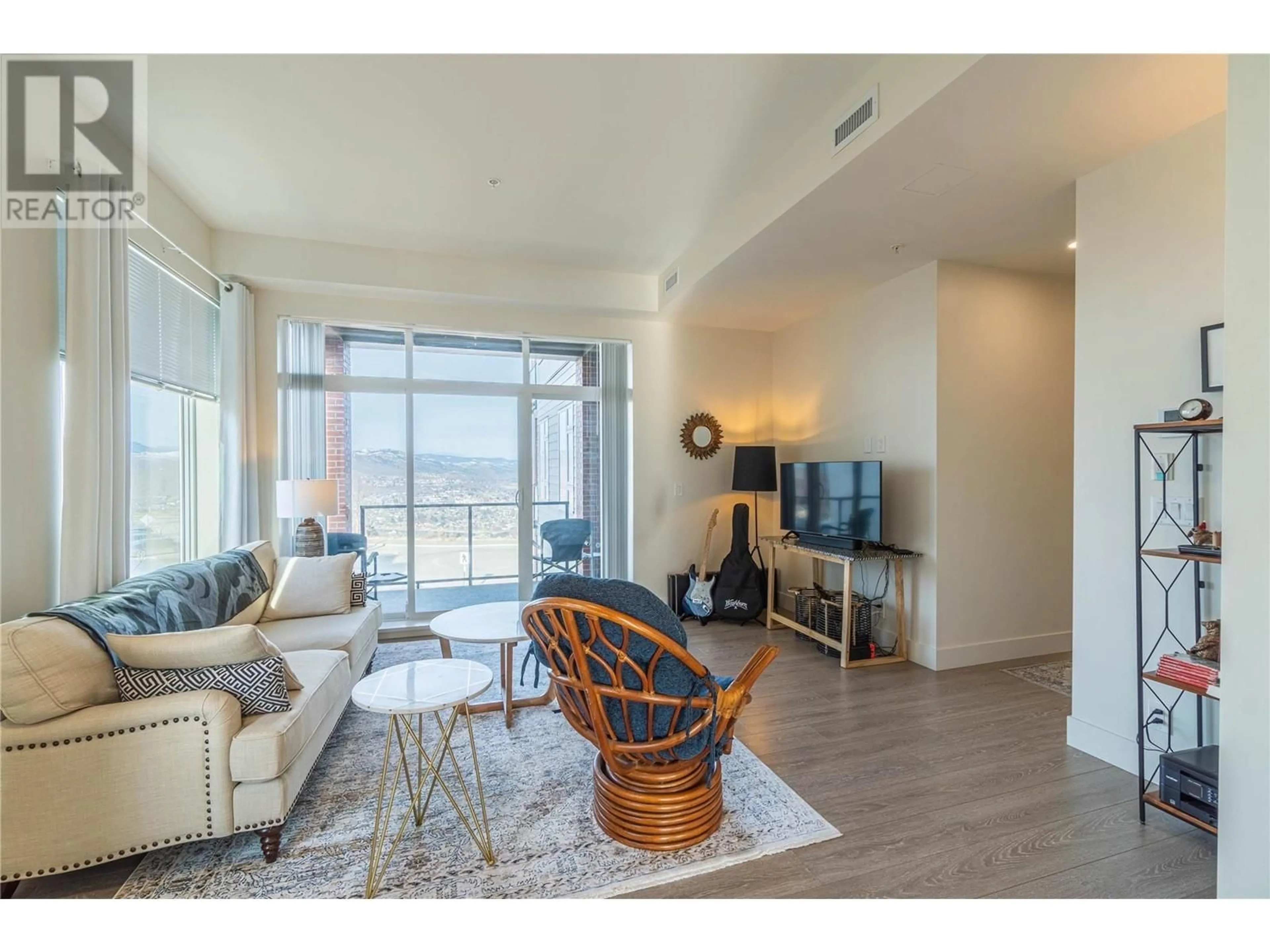 Living room with furniture, unknown for 311 - 885 UNIVERSITY DRIVE, Kamloops British Columbia V2C0K2