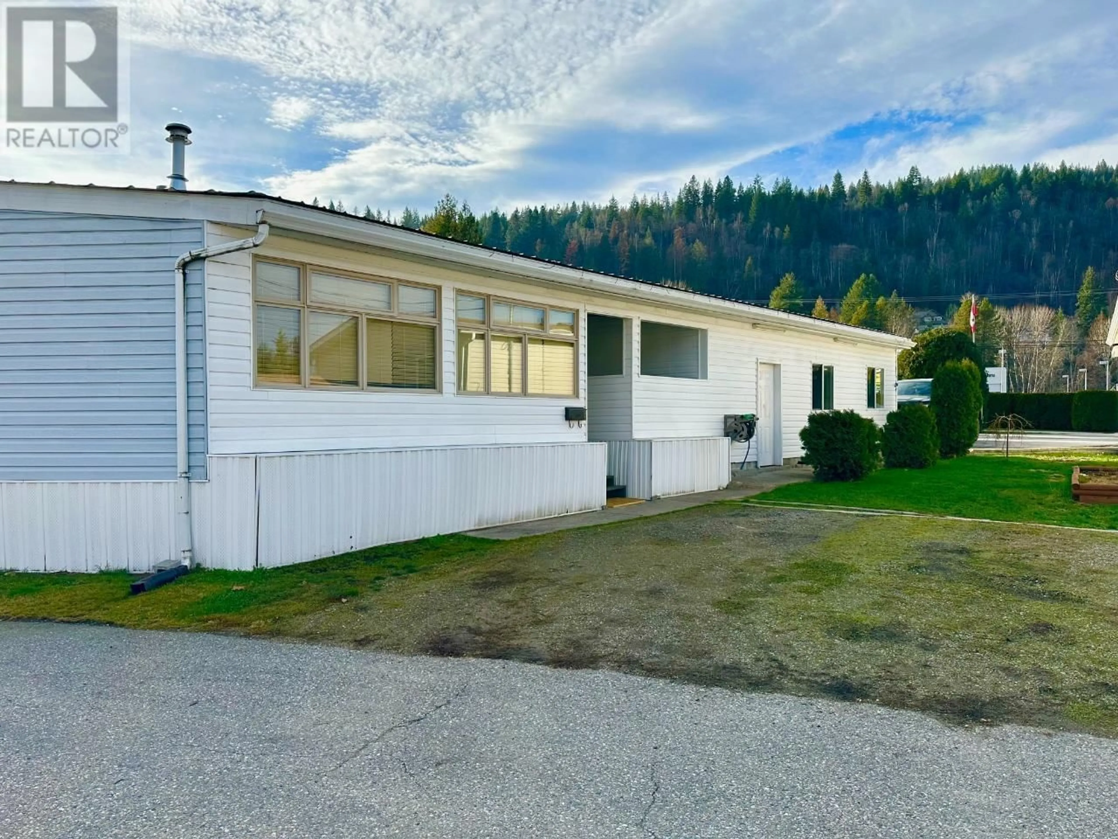 A pic from outside/outdoor area/front of a property/back of a property/a pic from drone, building for 1545 COLUMBIA Avenue Unit# 13, Castlegar British Columbia V1N1J1