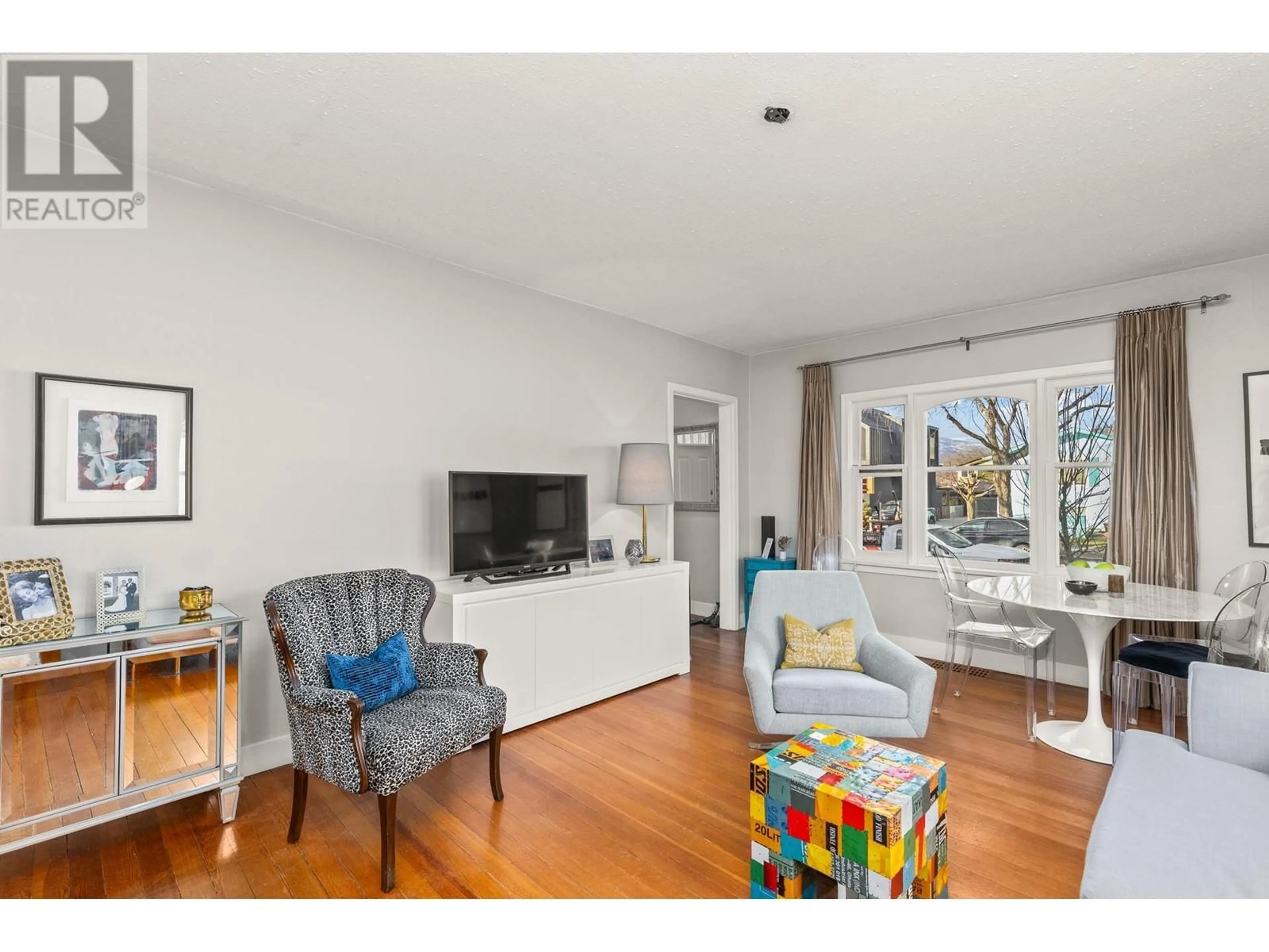Living room with furniture, wood/laminate floor for 817 FULLER AVENUE, Kelowna British Columbia V1Y6X2