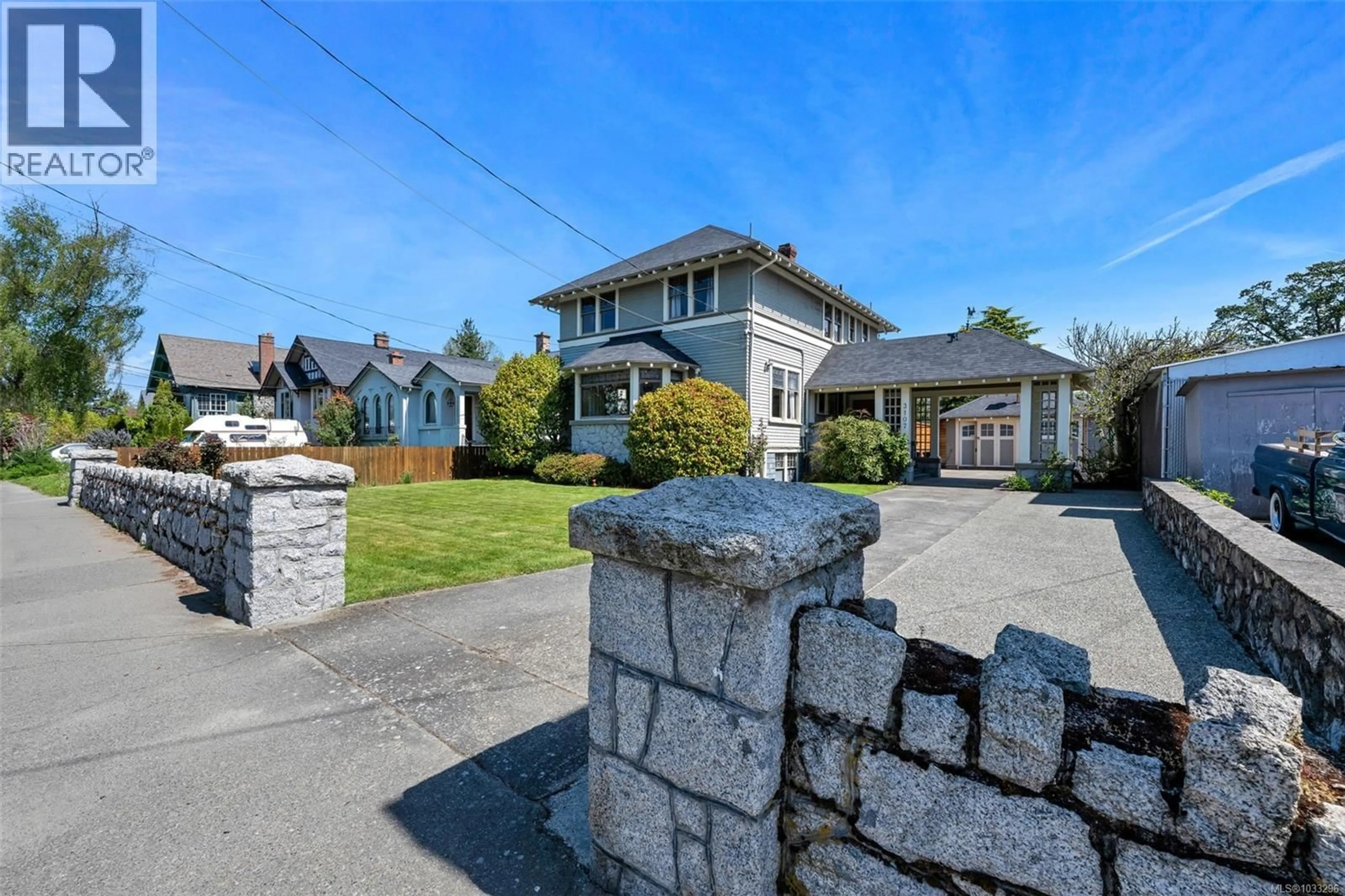 A pic from outside/outdoor area/front of a property/back of a property/a pic from drone, street for 3107 QUADRA STREET, Victoria British Columbia V8X1E9