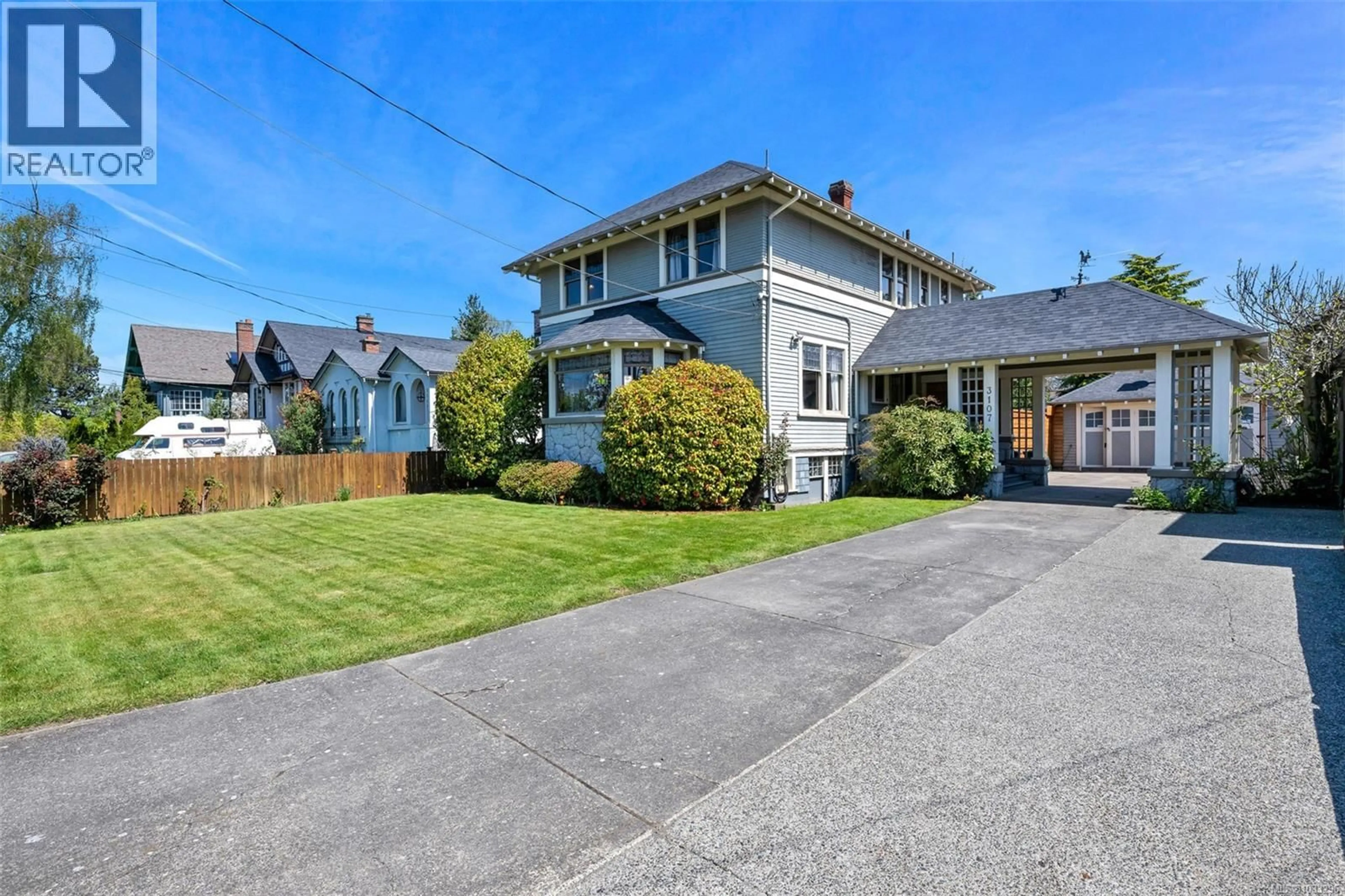A pic from outside/outdoor area/front of a property/back of a property/a pic from drone, street for 3107 QUADRA STREET, Victoria British Columbia V8X1E9