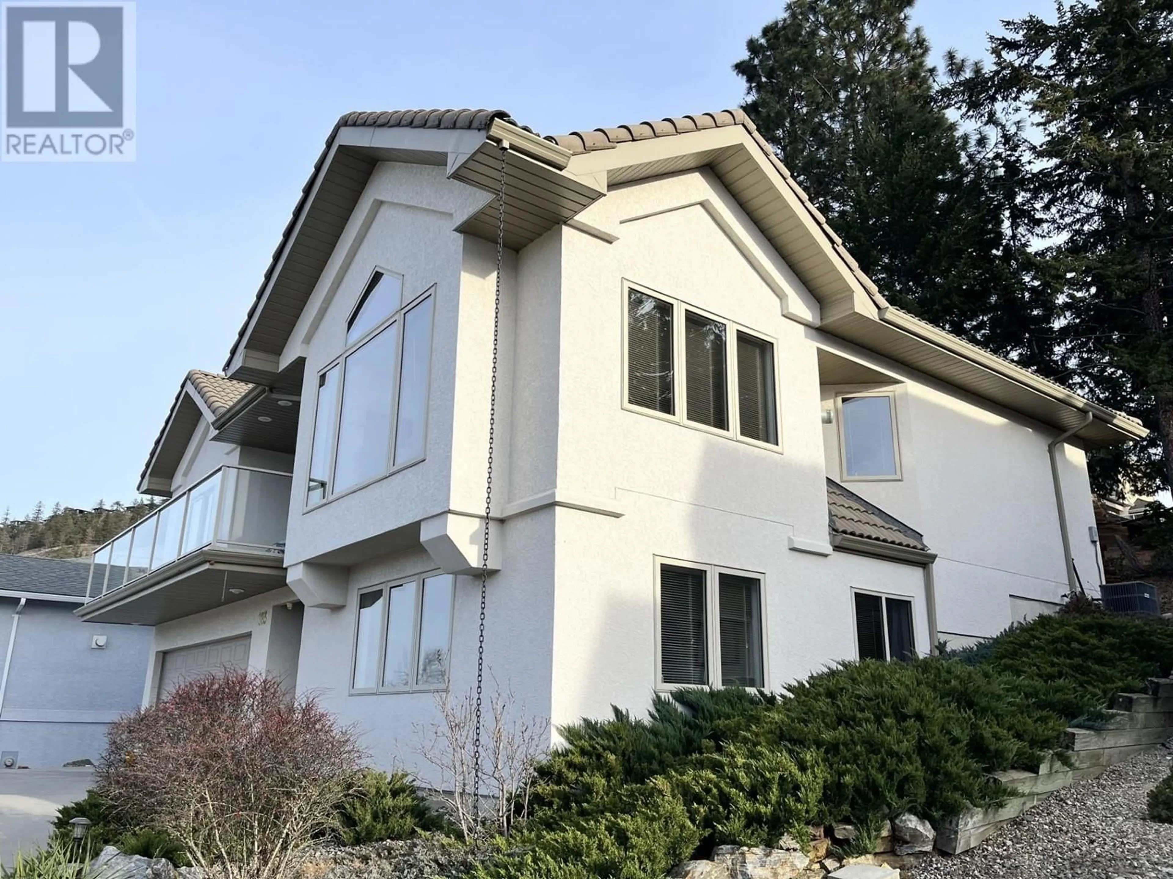 Home with vinyl exterior material, building for 183 Magic Drive, Kelowna British Columbia V1V1N2