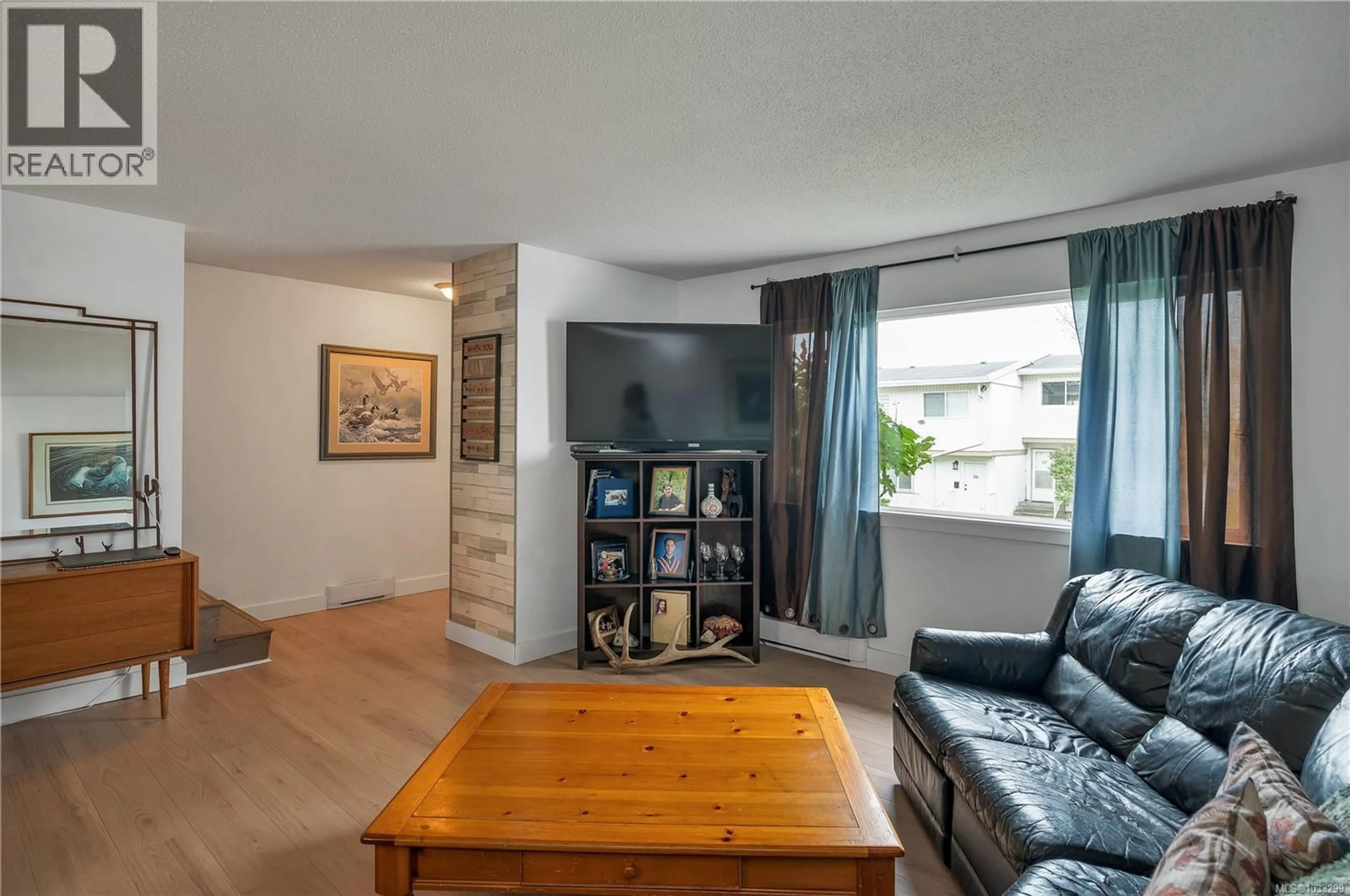 Living room with furniture, wood/laminate floor for 44 - 400 ROBRON ROAD, Campbell River British Columbia V9W5N5