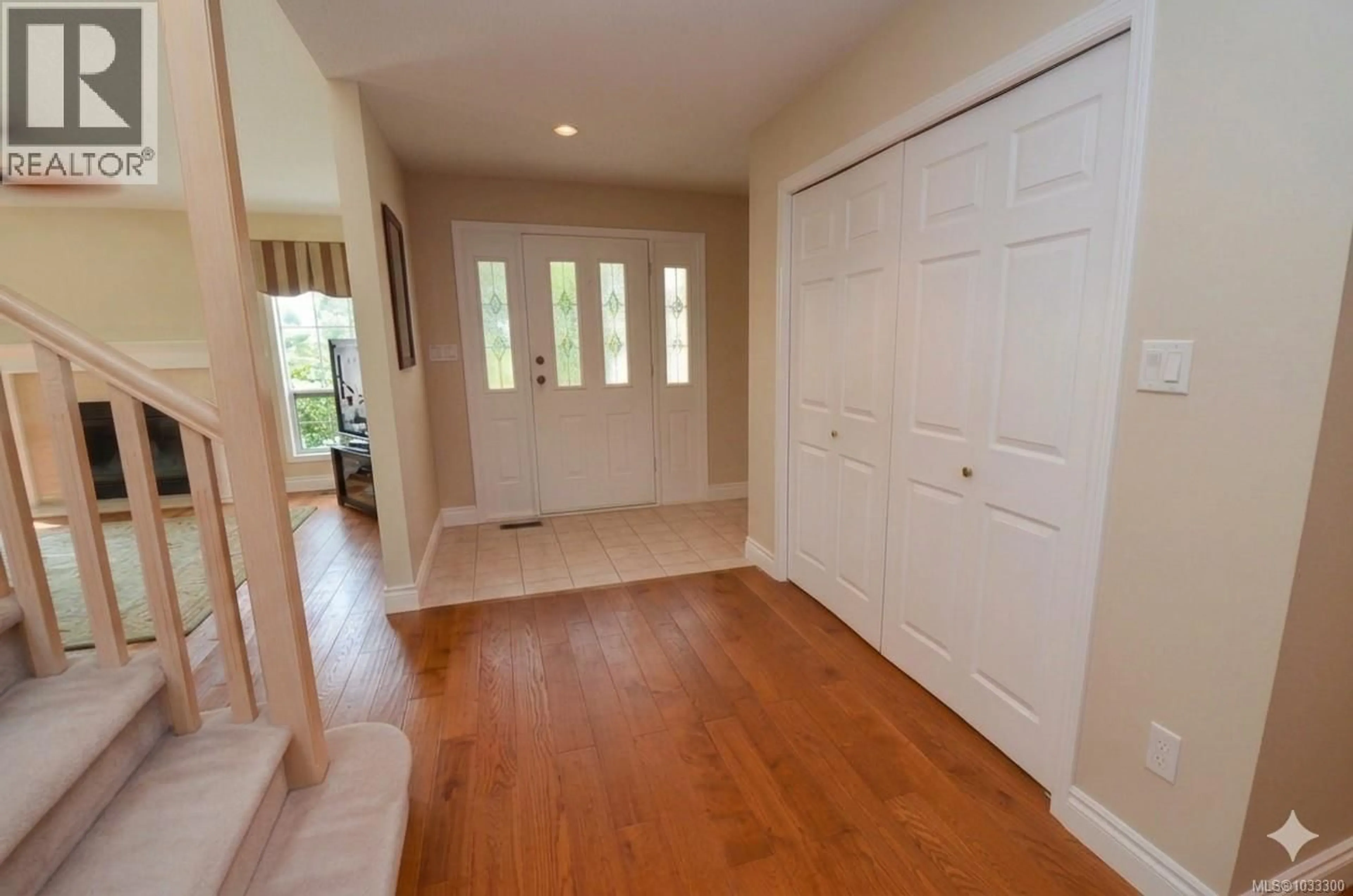 Indoor entryway for 766 CANYON CRESCENT, Qualicum Beach British Columbia V9K1K9