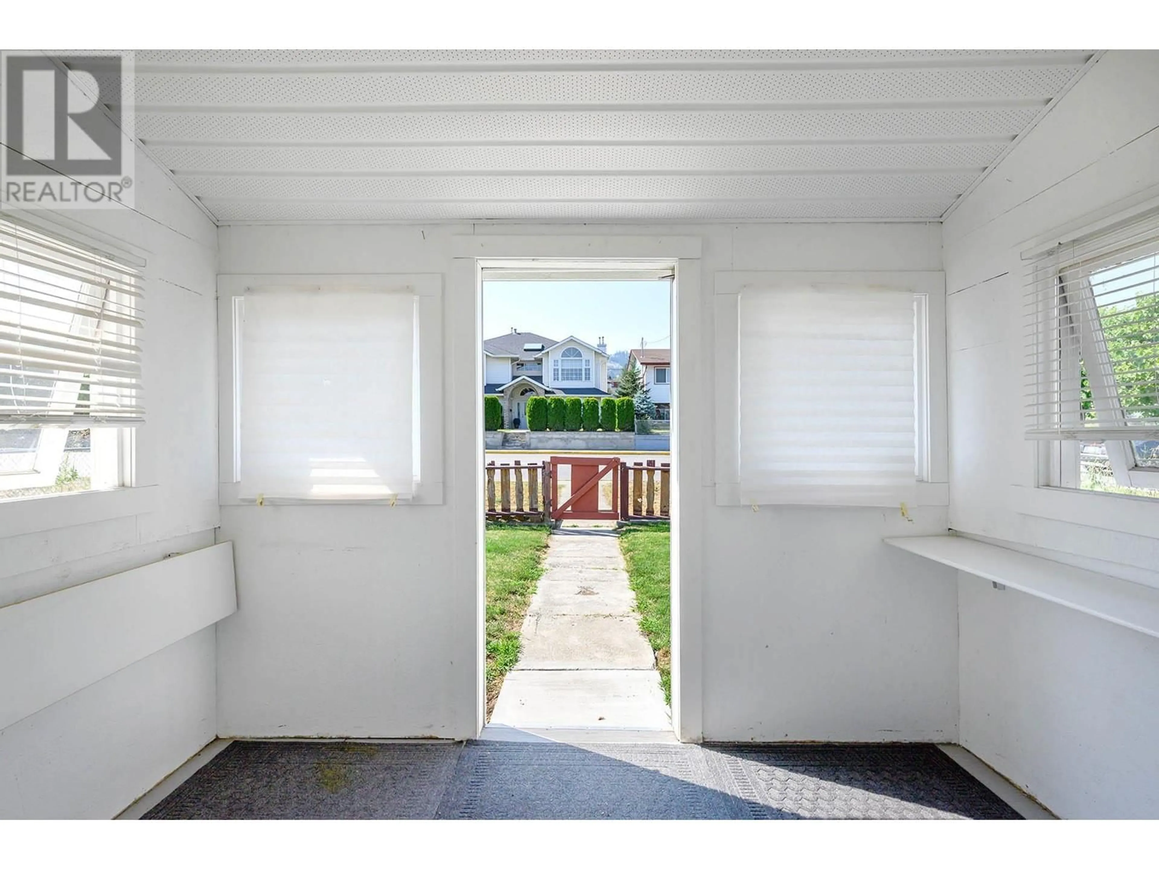 Indoor entryway for 922 COLUMBIA Street, Kamloops British Columbia V2C2V9