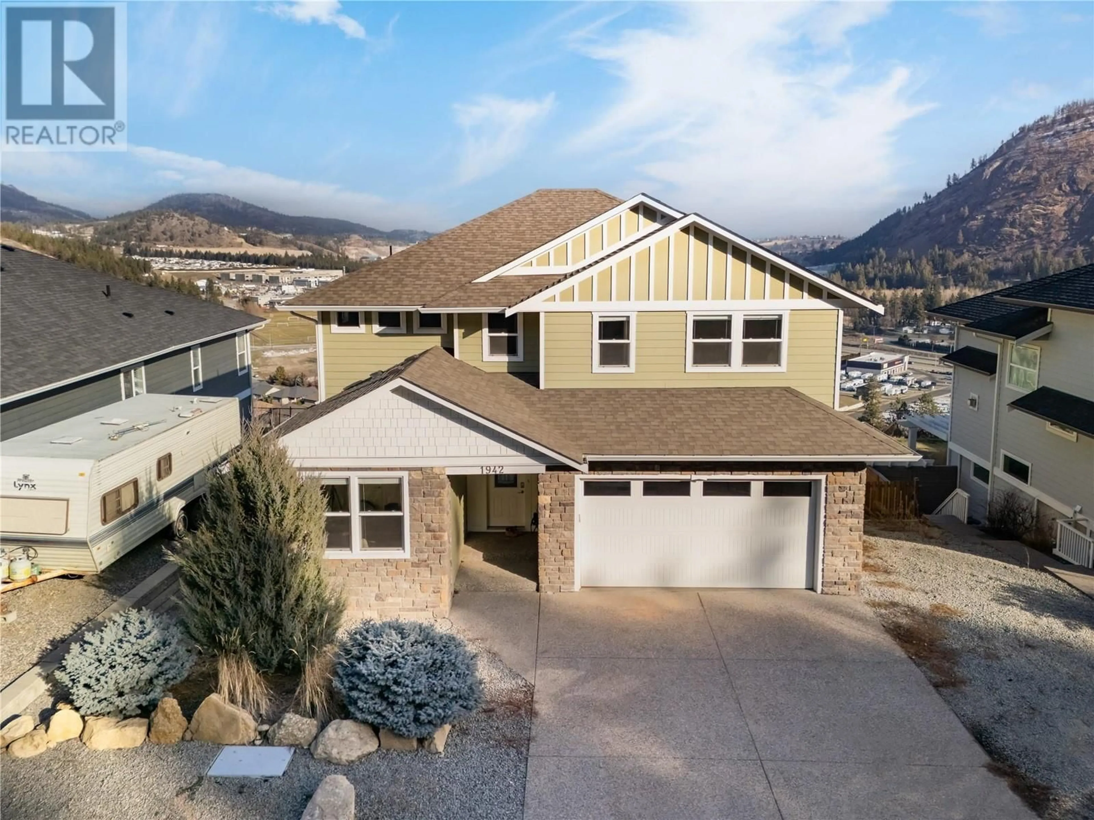 Home with vinyl exterior material, mountain view for 1942 Upper Sundance Drive, West Kelowna British Columbia V4T1S9