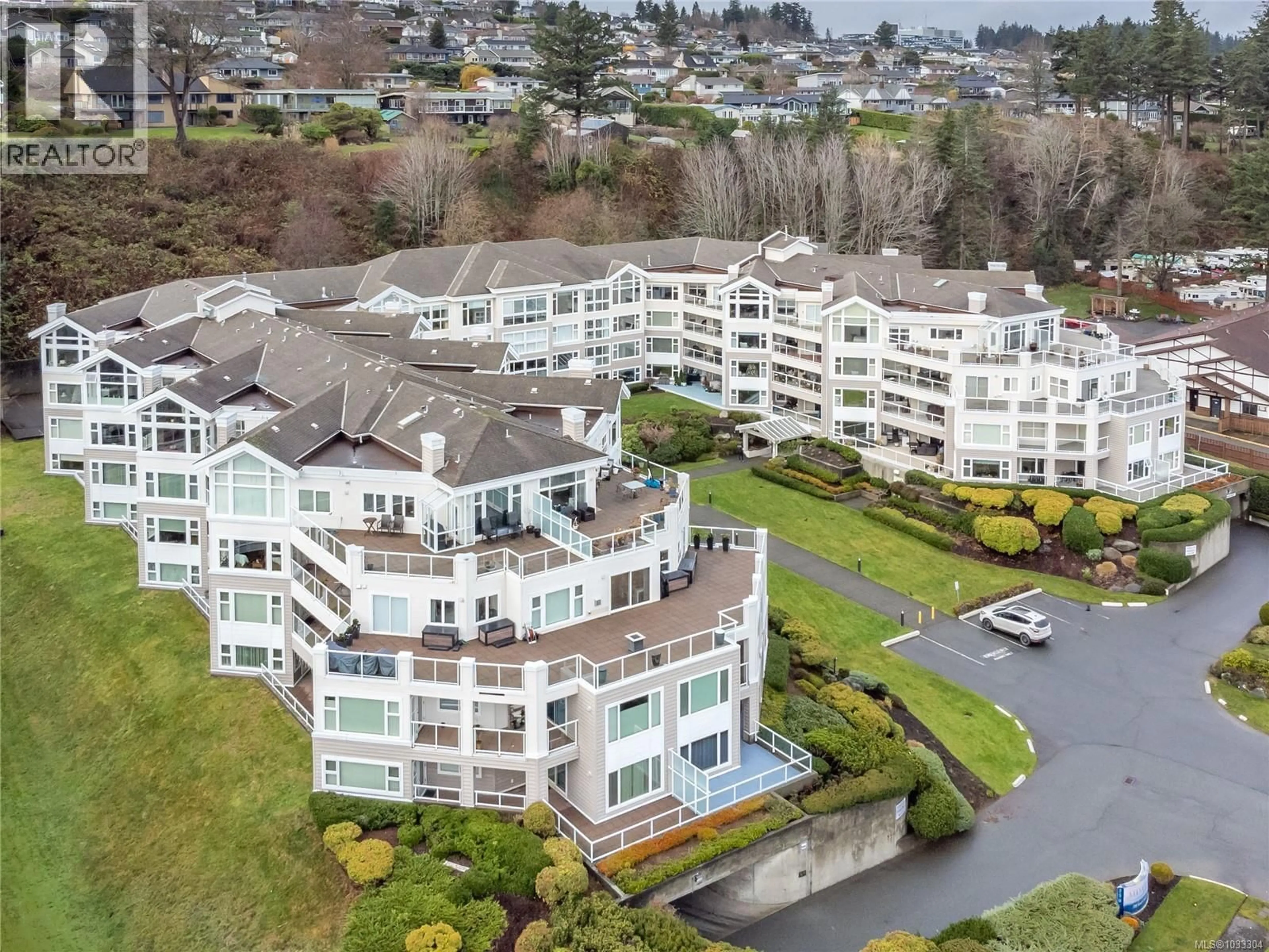 A pic from outside/outdoor area/front of a property/back of a property/a pic from drone, unknown for 318 - 350 ISLAND HIGHWAY SOUTH, Campbell River British Columbia V9W1A5