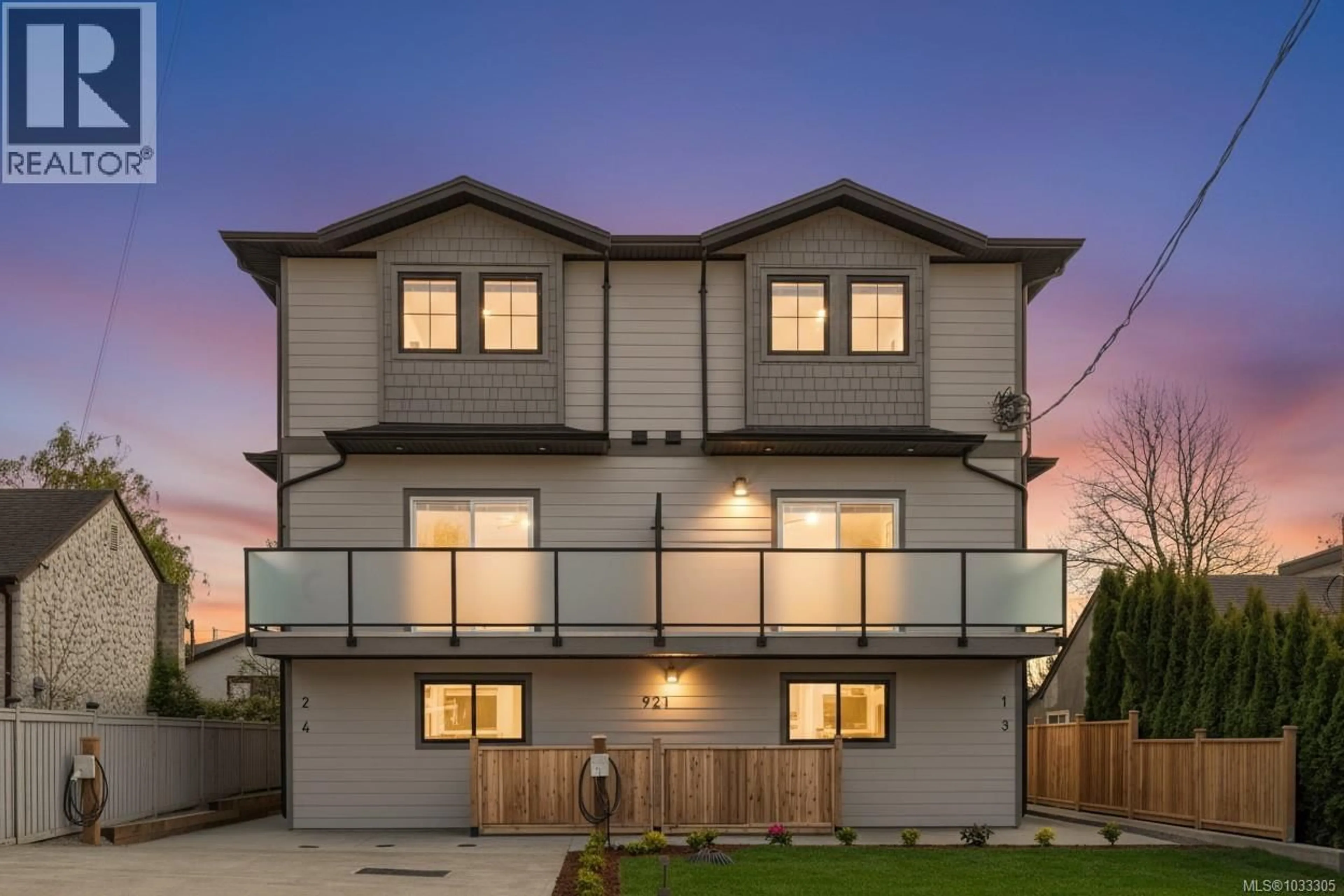Home with vinyl exterior material, street for 1 - 921 DALE STREET, Saanich British Columbia V8X2V9