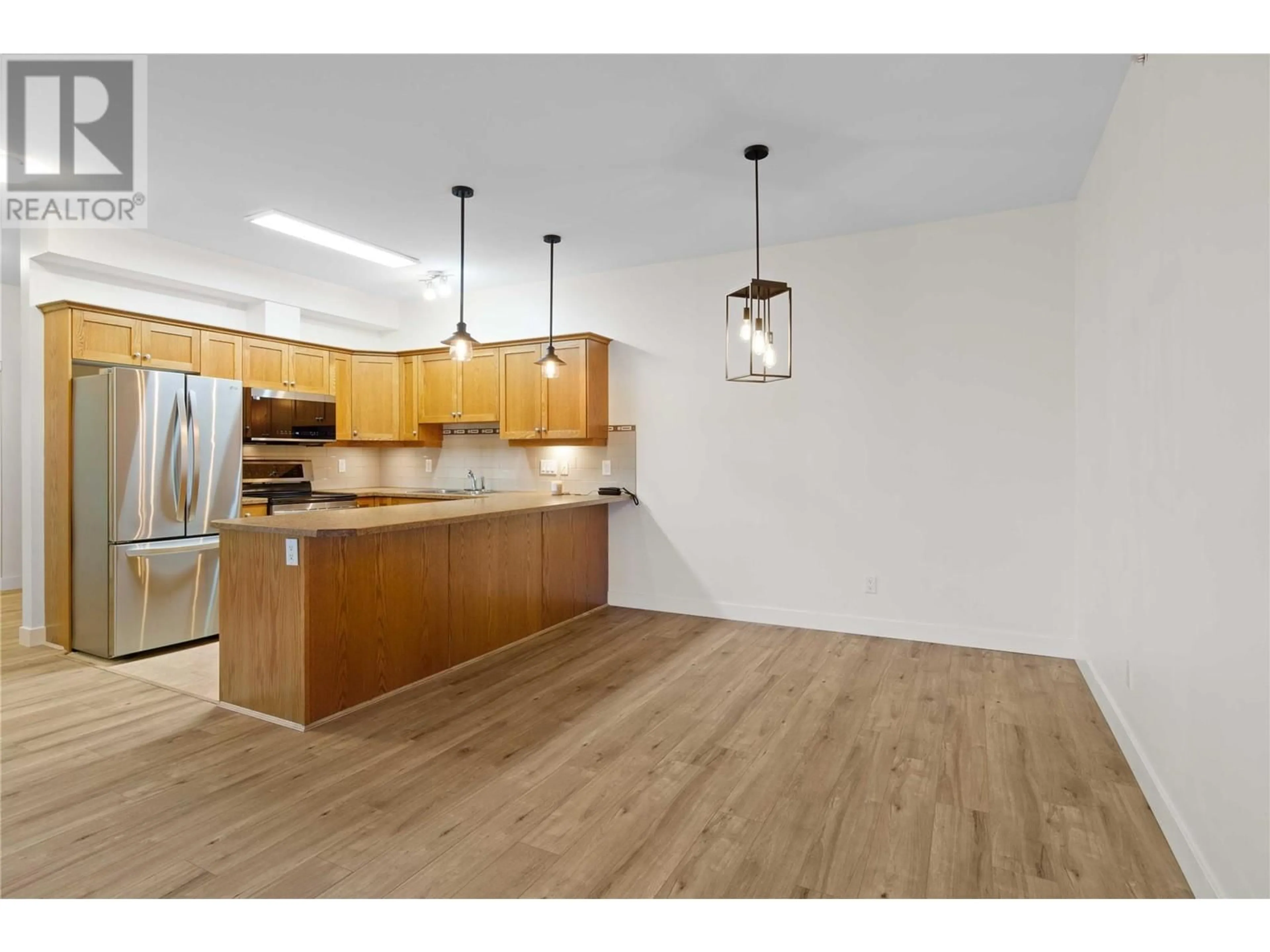 Open concept kitchen, wood/laminate floor for 250 Hollywood Road Unit# 405, Kelowna British Columbia V1X3S9