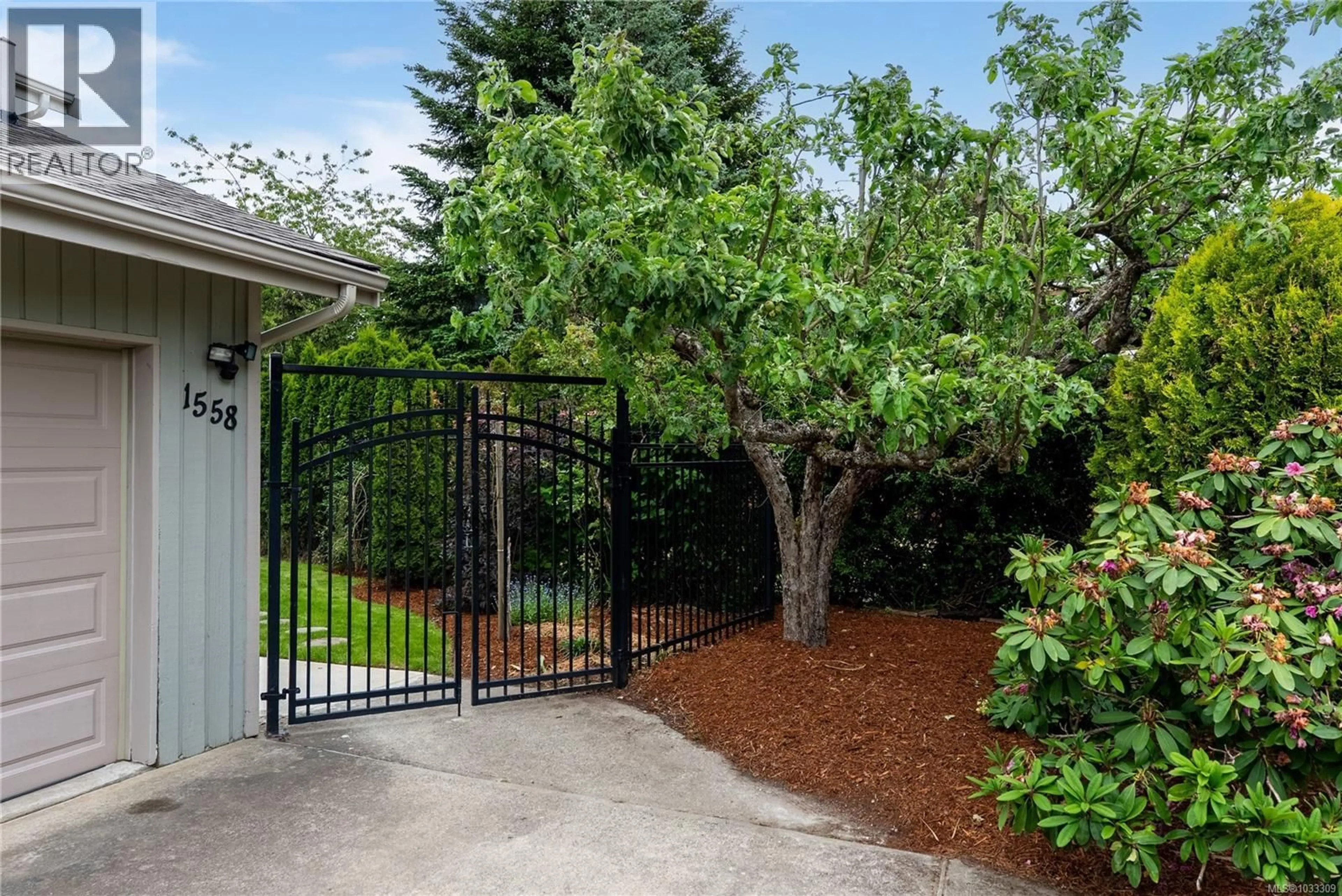 Unknown for 1558 AGNEW AVENUE, Saanich British Columbia V8N5M5