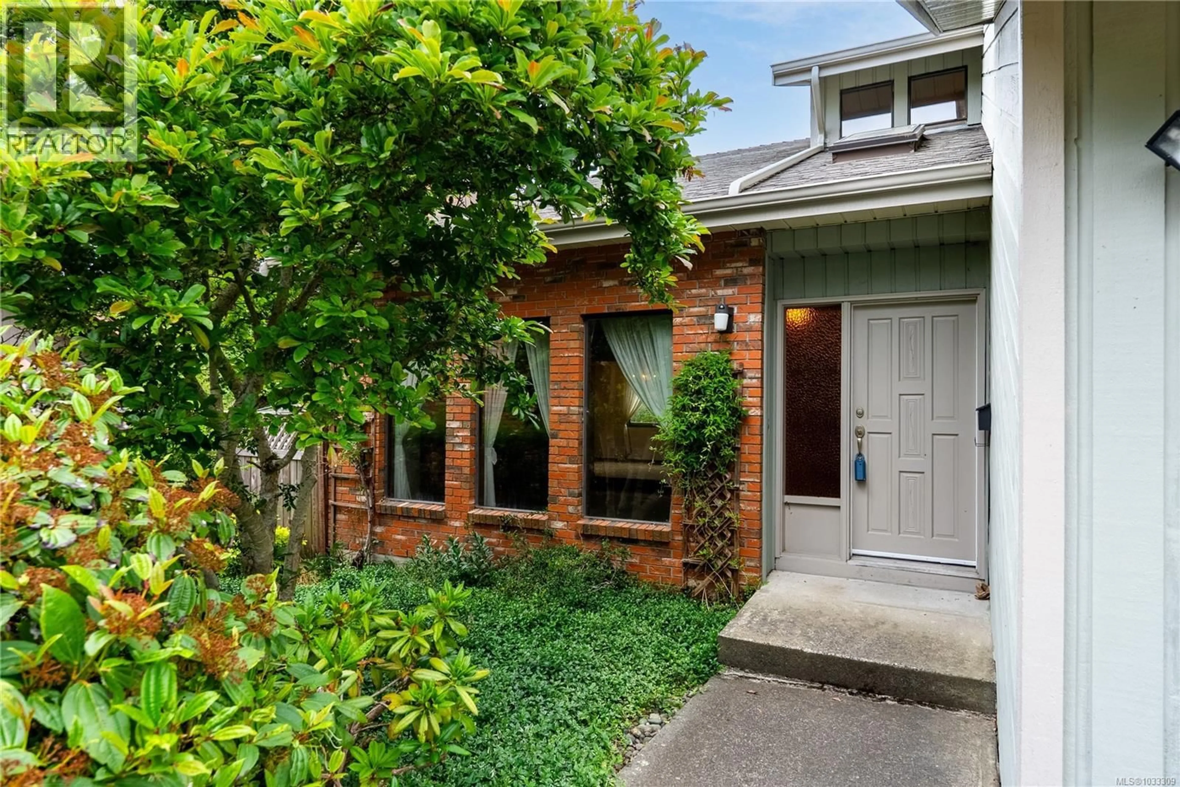 Home with brick exterior material, street for 1558 AGNEW AVENUE, Saanich British Columbia V8N5M5