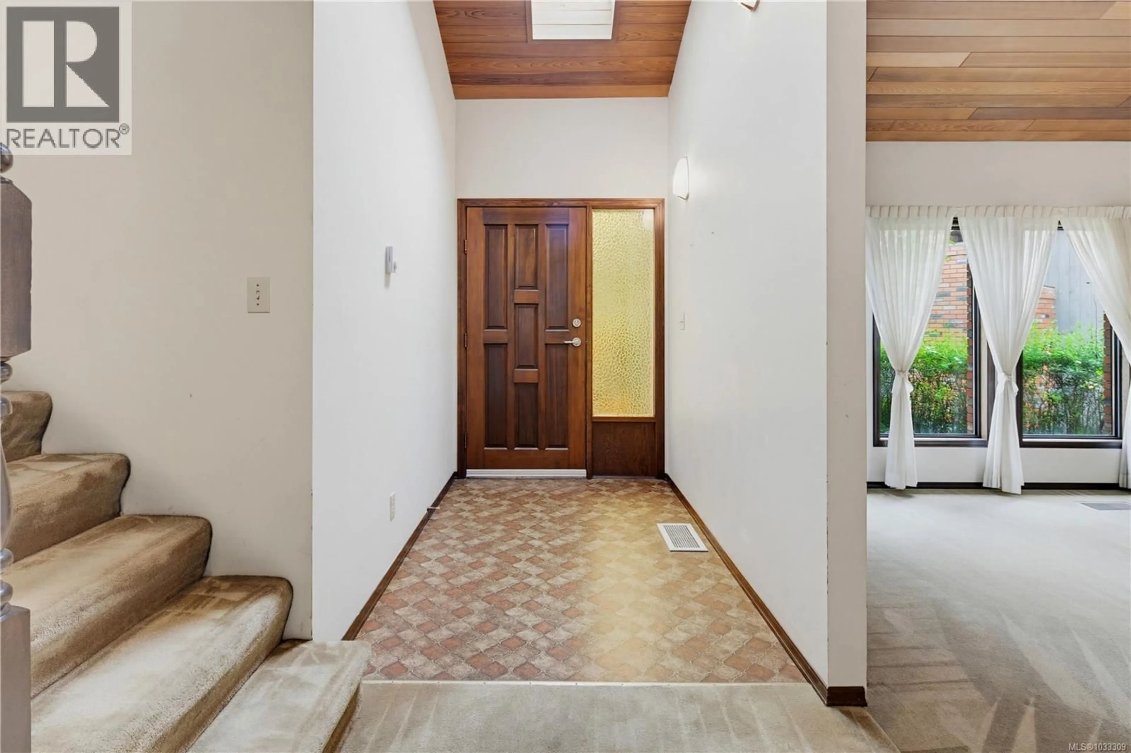 Indoor foyer for 1558 AGNEW AVENUE, Saanich British Columbia V8N5M5