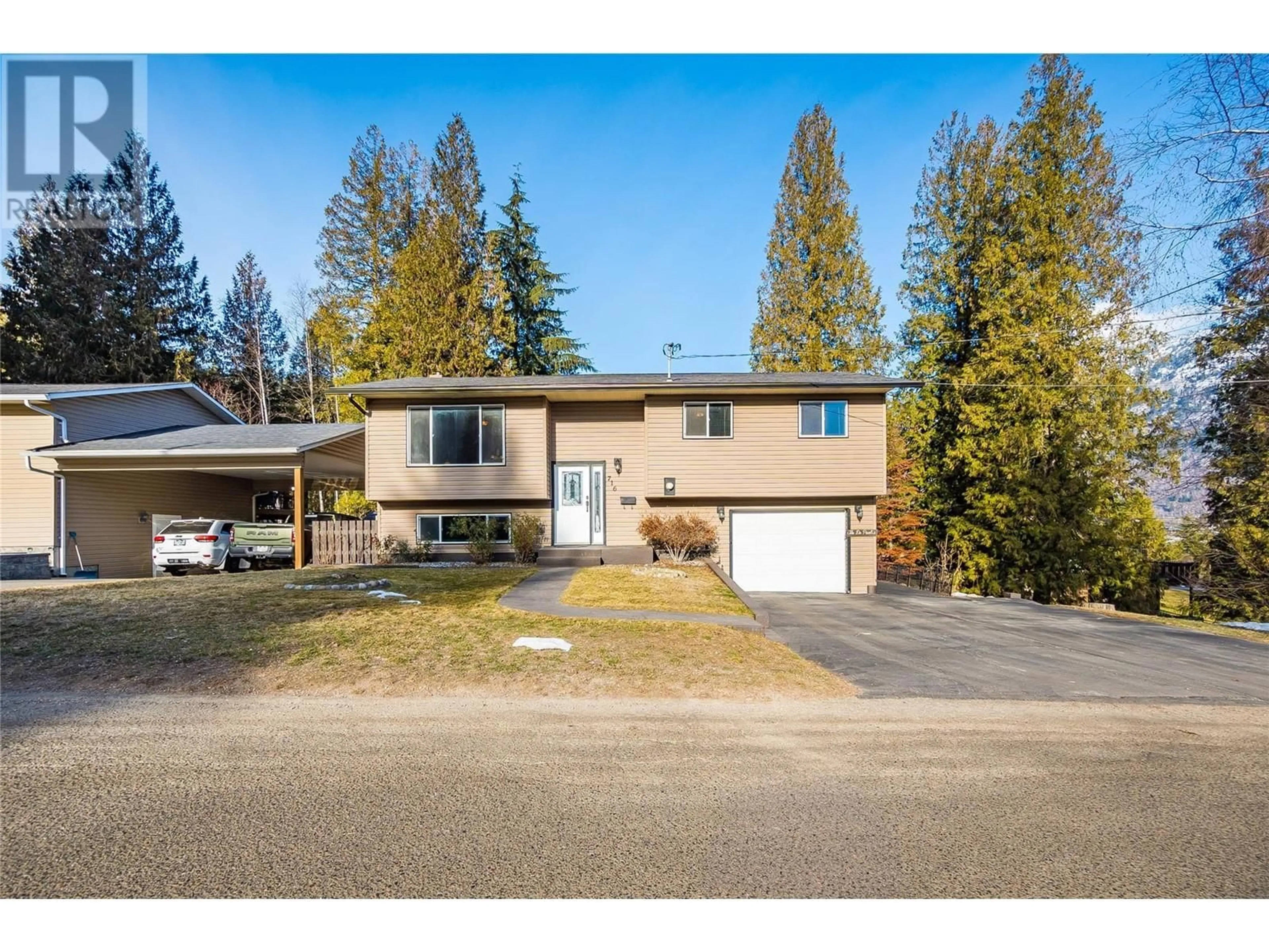 A pic from outside/outdoor area/front of a property/back of a property/a pic from drone, street for 716 Lynnwood Crescent, Castlegar British Columbia V1N1E2