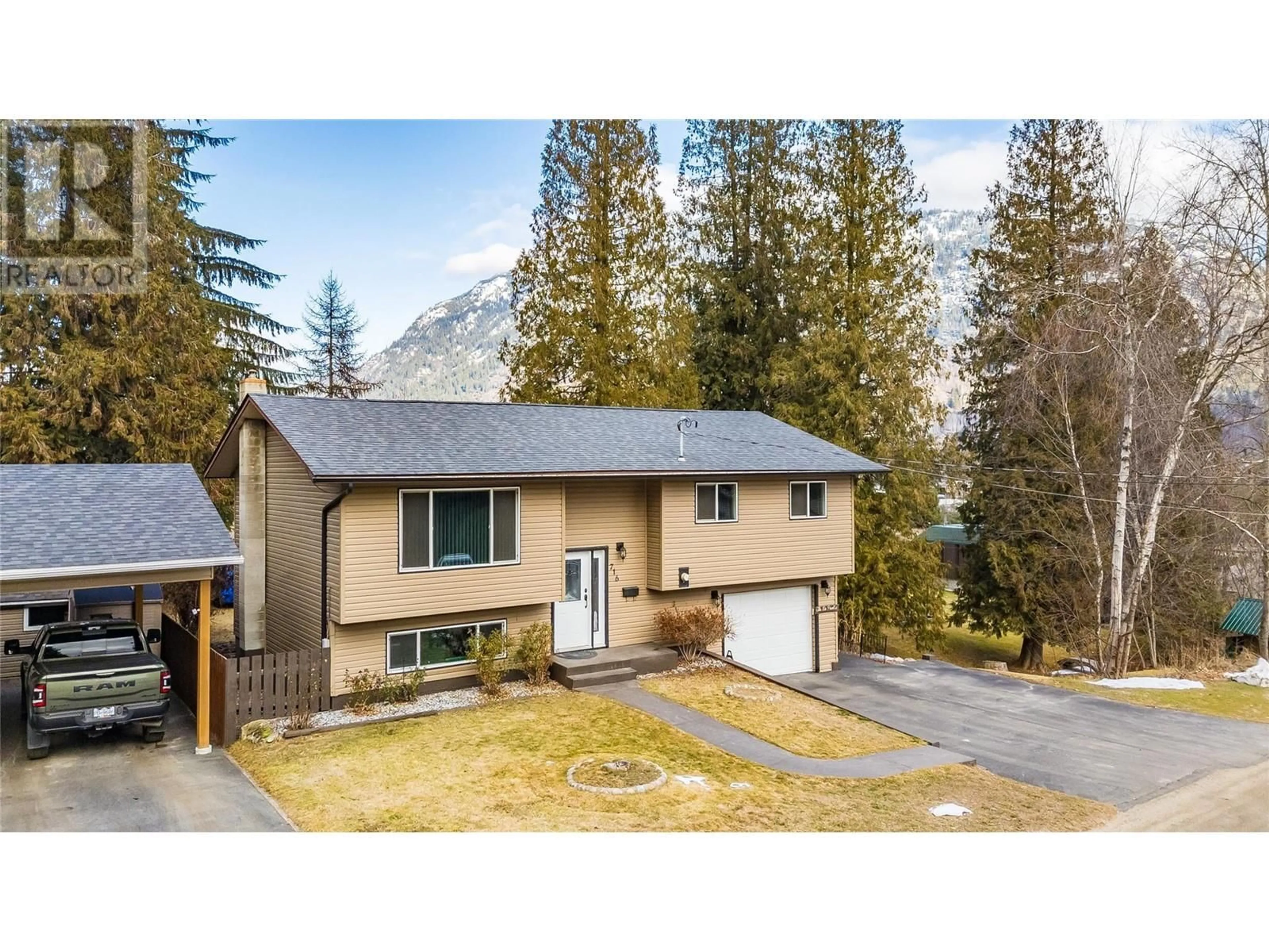 A pic from outside/outdoor area/front of a property/back of a property/a pic from drone, mountain view for 716 Lynnwood Crescent, Castlegar British Columbia V1N1E2