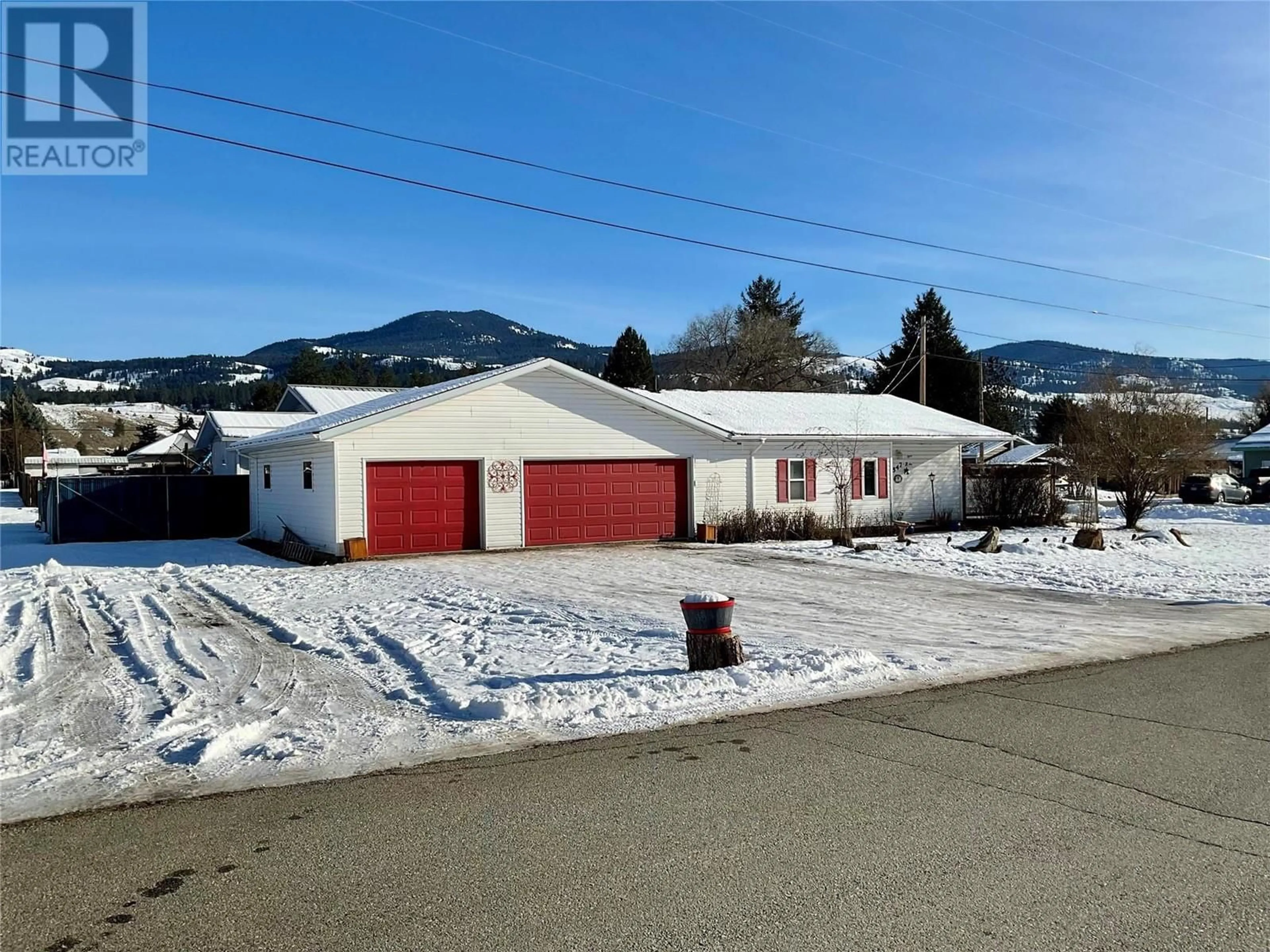 A pic from outside/outdoor area/front of a property/back of a property/a pic from drone, street for 547 EIGHTH Avenue, Midway British Columbia V0H1M0