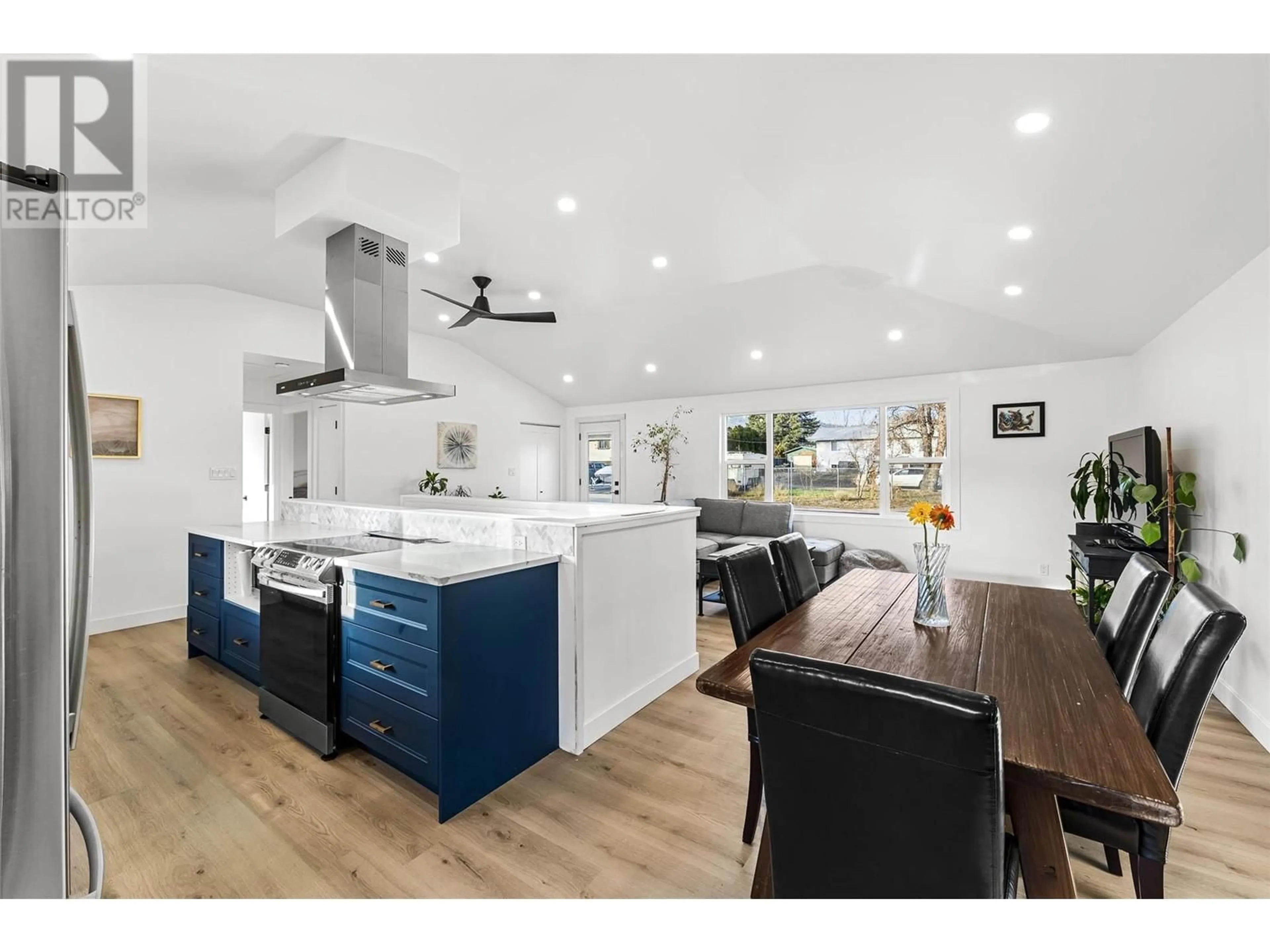 Open concept kitchen, wood/laminate floor for 715 FRANKLIN ROAD, Kamloops British Columbia V2B6G5