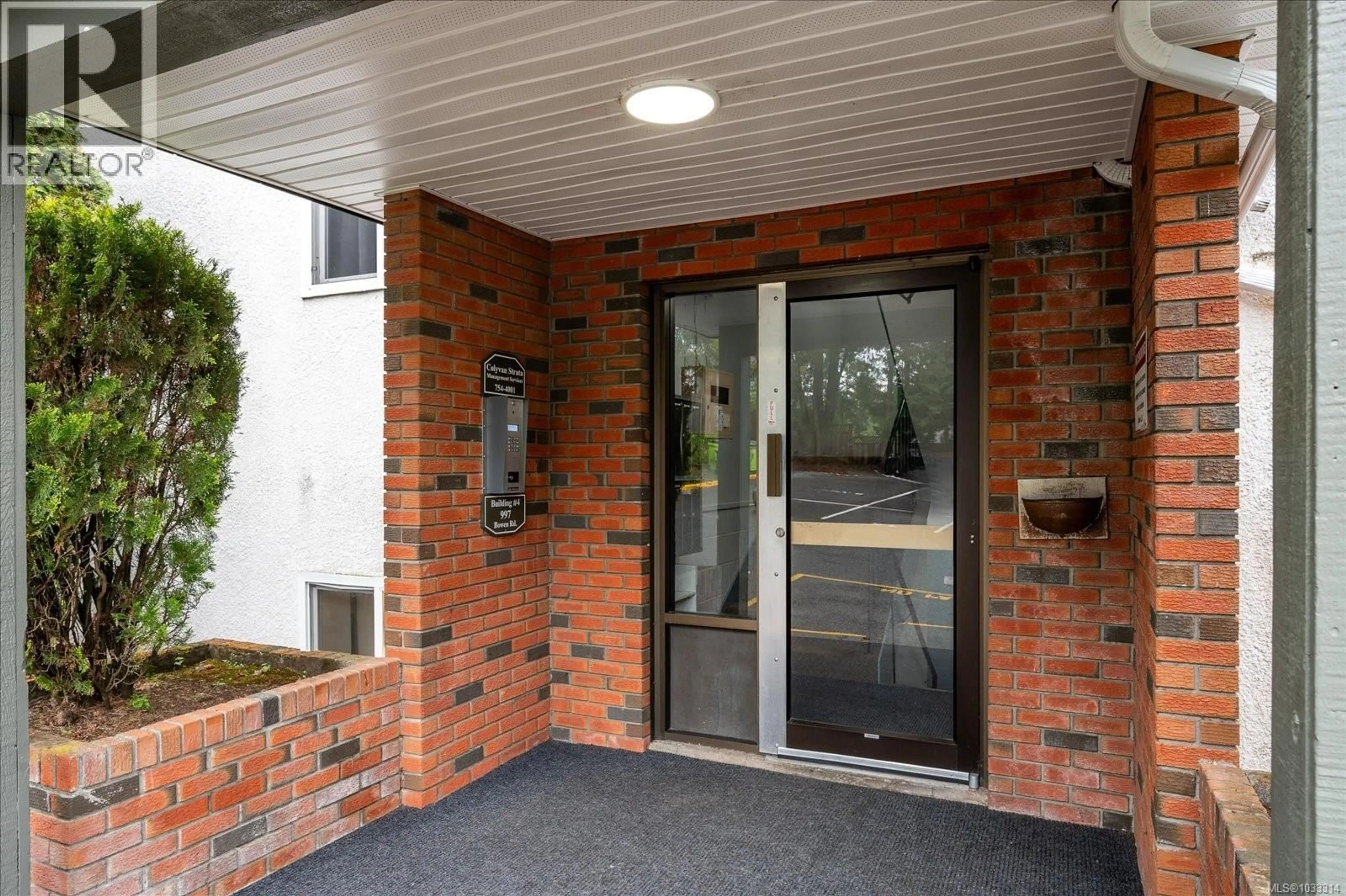 Indoor foyer for 4202 - 997 BOWEN ROAD, Nanaimo British Columbia V9R2A4