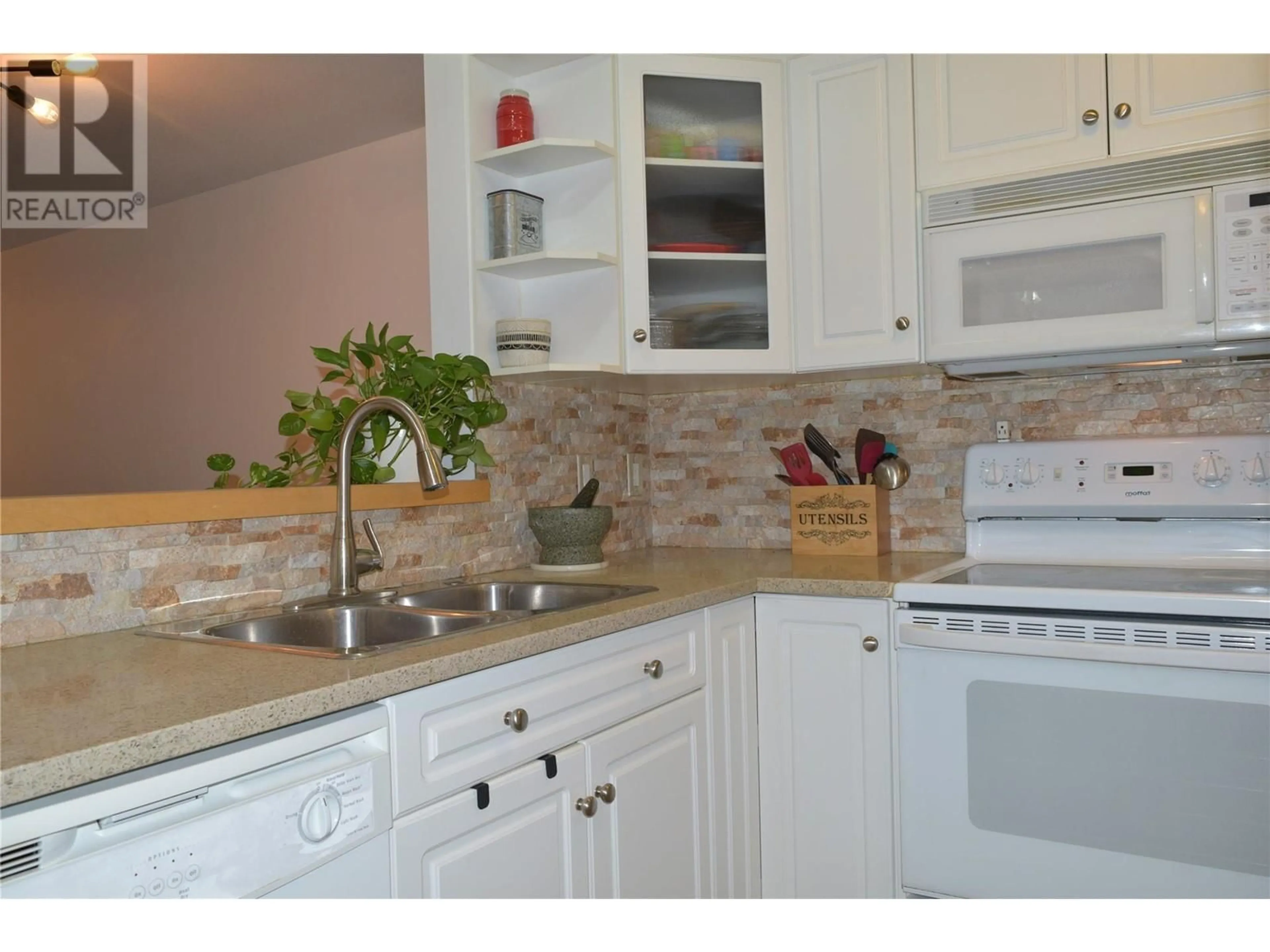 Standard kitchen, ceramic/tile floor for 980 Glenwood Avenue Unit# 211, Kelowna British Columbia V1Y9P2