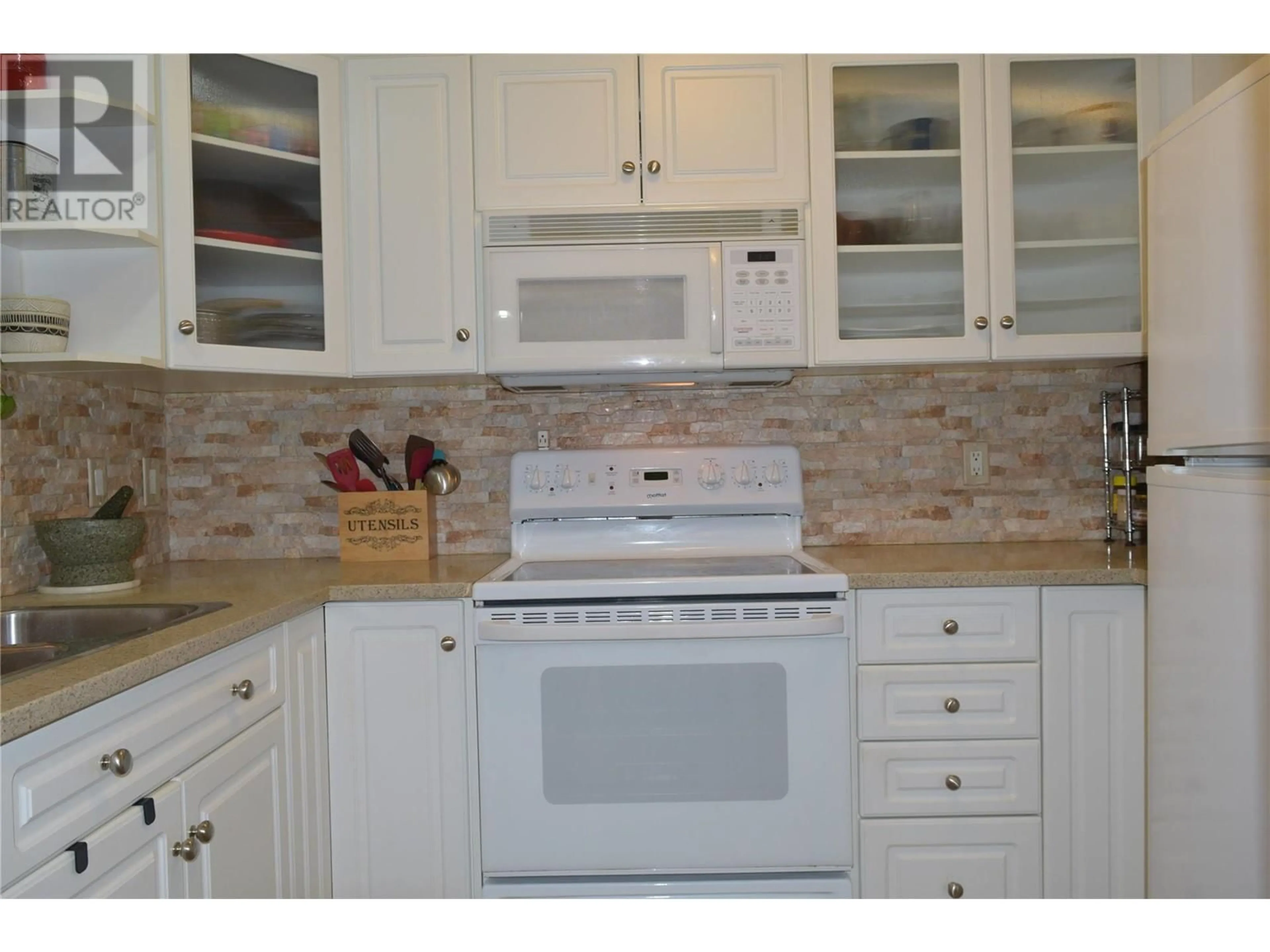 Standard kitchen, unknown for 980 Glenwood Avenue Unit# 211, Kelowna British Columbia V1Y9P2