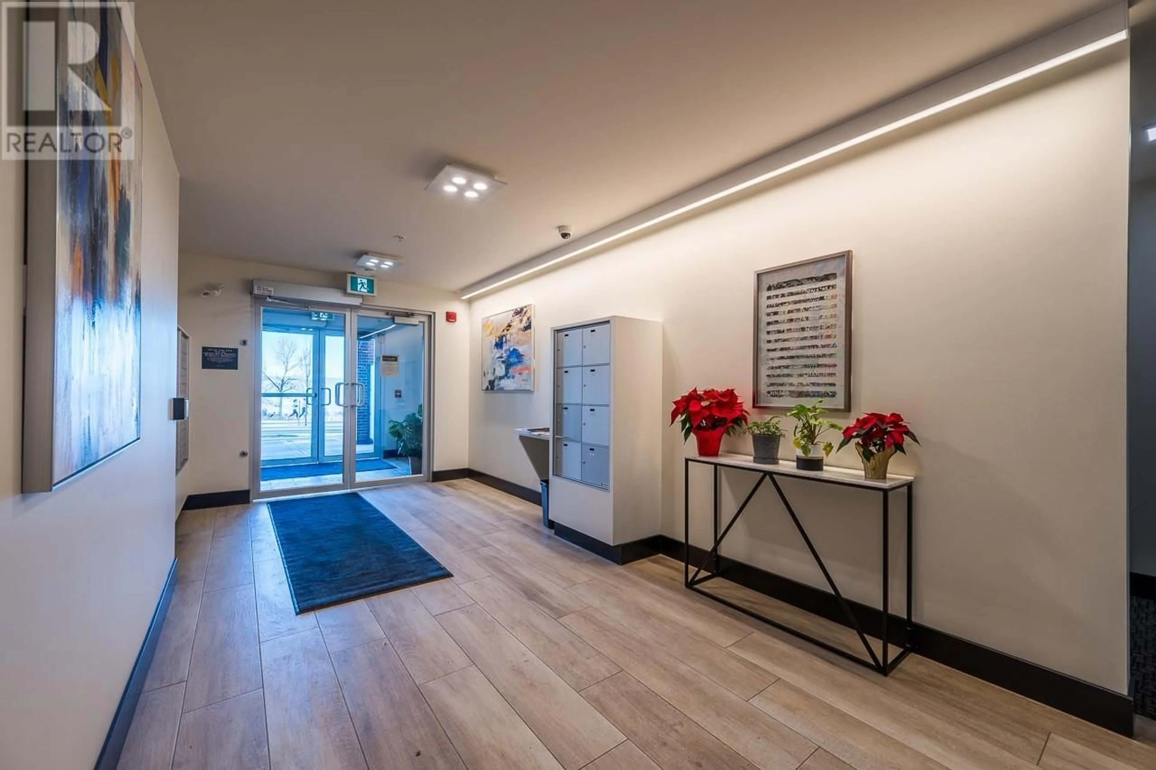 Indoor foyer for 209 - 885 UNIVERSITY DRIVE, Kamloops British Columbia V2C0K2
