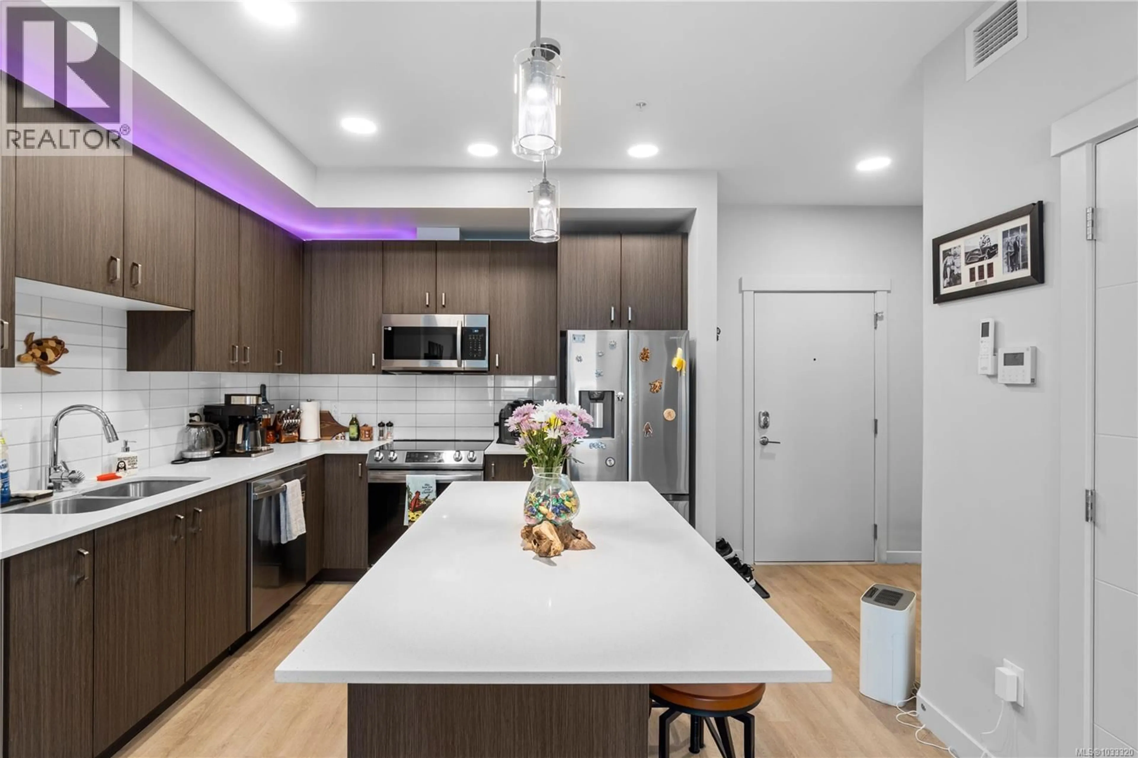 Contemporary kitchen, unknown for 302 - 164 ALBERNI HIGHWAY, Parksville British Columbia V9P1L9