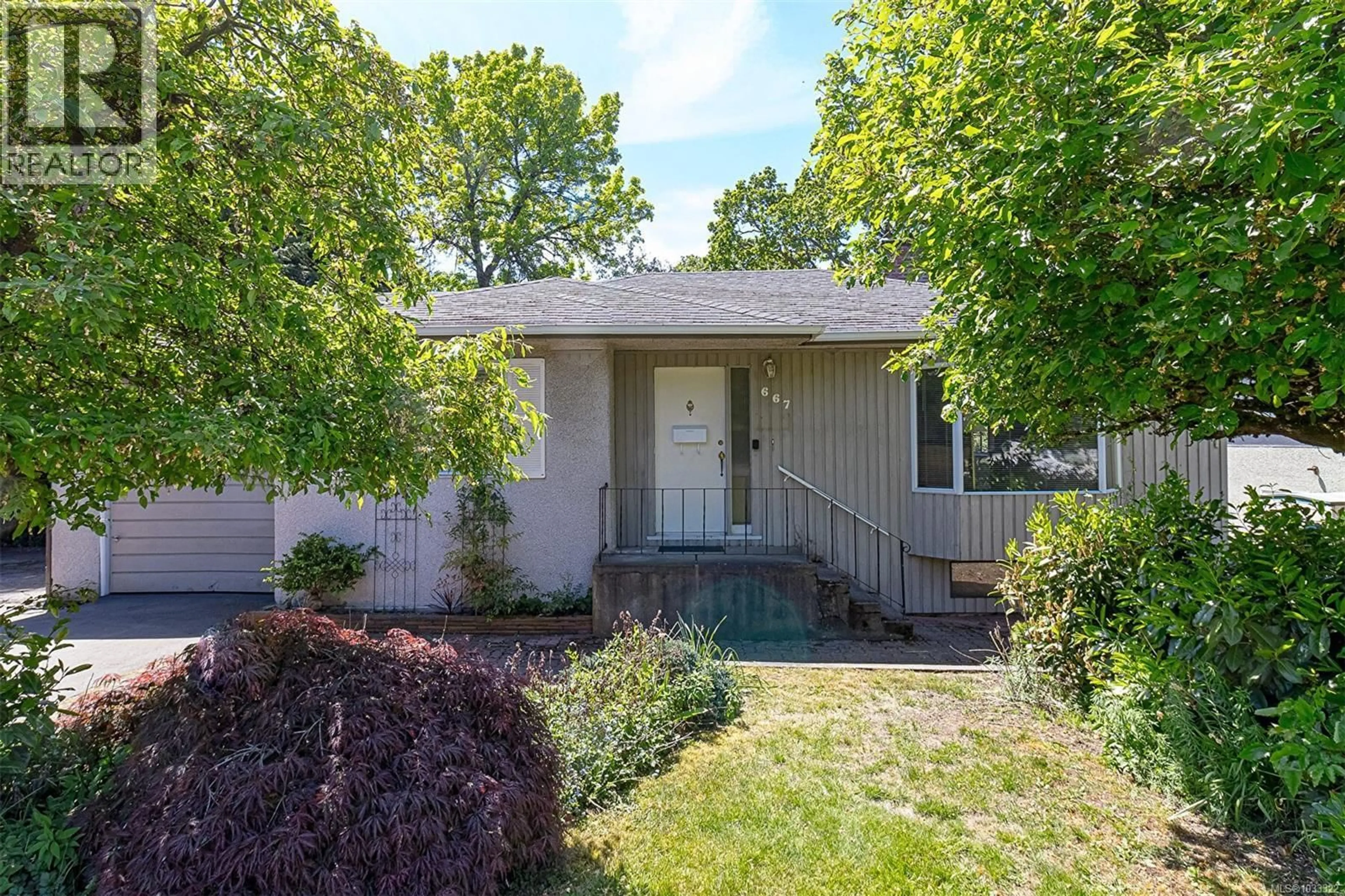 Home with vinyl exterior material, street for 667 JONES TERRACE, Saanich British Columbia V8Z2L6