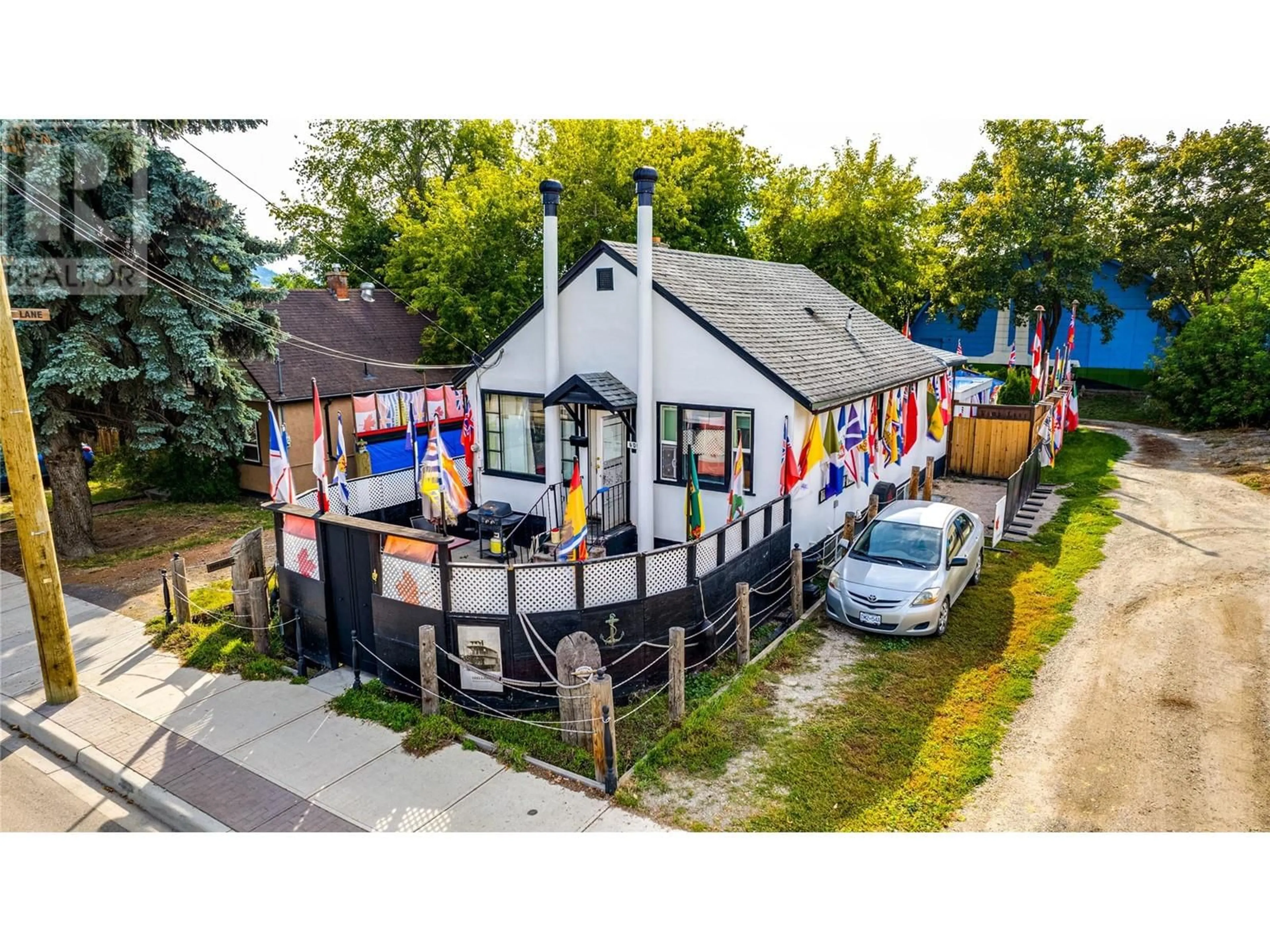 A pic from outside/outdoor area/front of a property/back of a property/a pic from drone, street for 4008 29 Street, Vernon British Columbia V1T5B4