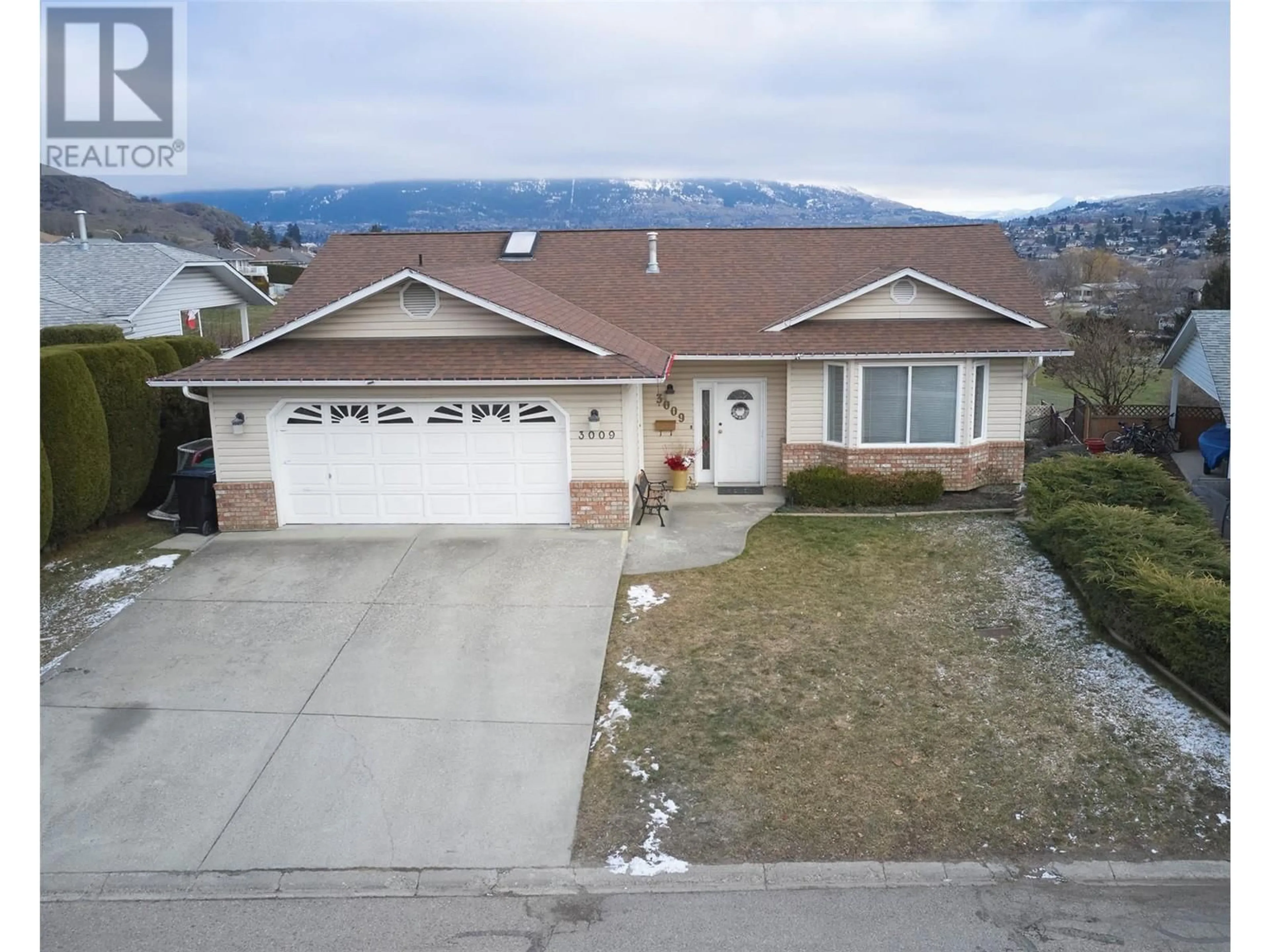 A pic from outside/outdoor area/front of a property/back of a property/a pic from drone, mountain view for 3009 Heritage Court, Vernon British Columbia V1T9C7