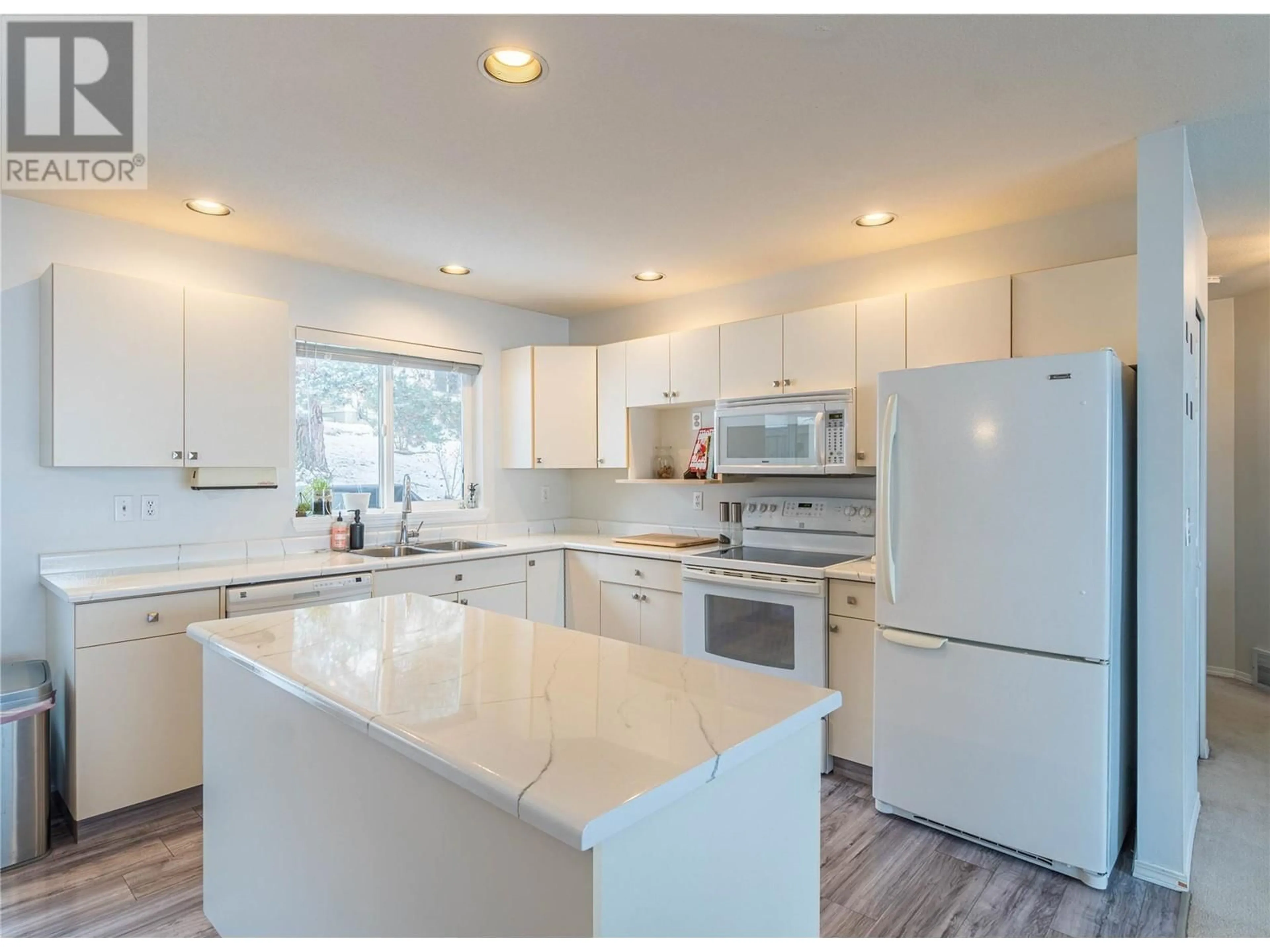 Open concept kitchen, ceramic/tile floor for 1950 BRAEVIEW Place Unit# 40, Kamloops British Columbia V1S1R8