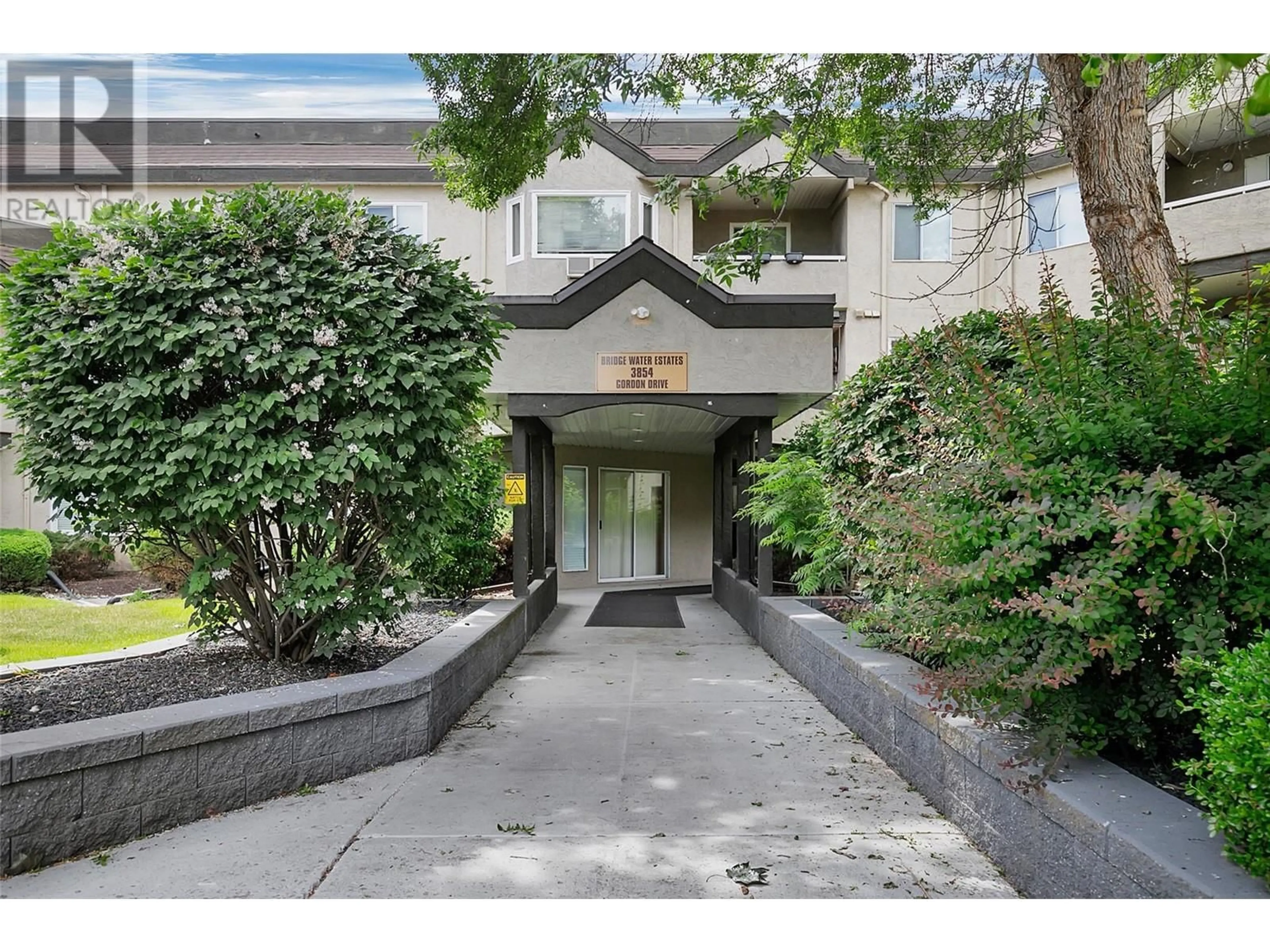 Indoor foyer for 190 - 3854 GORDON DRIVE, Kelowna British Columbia V1W3G4