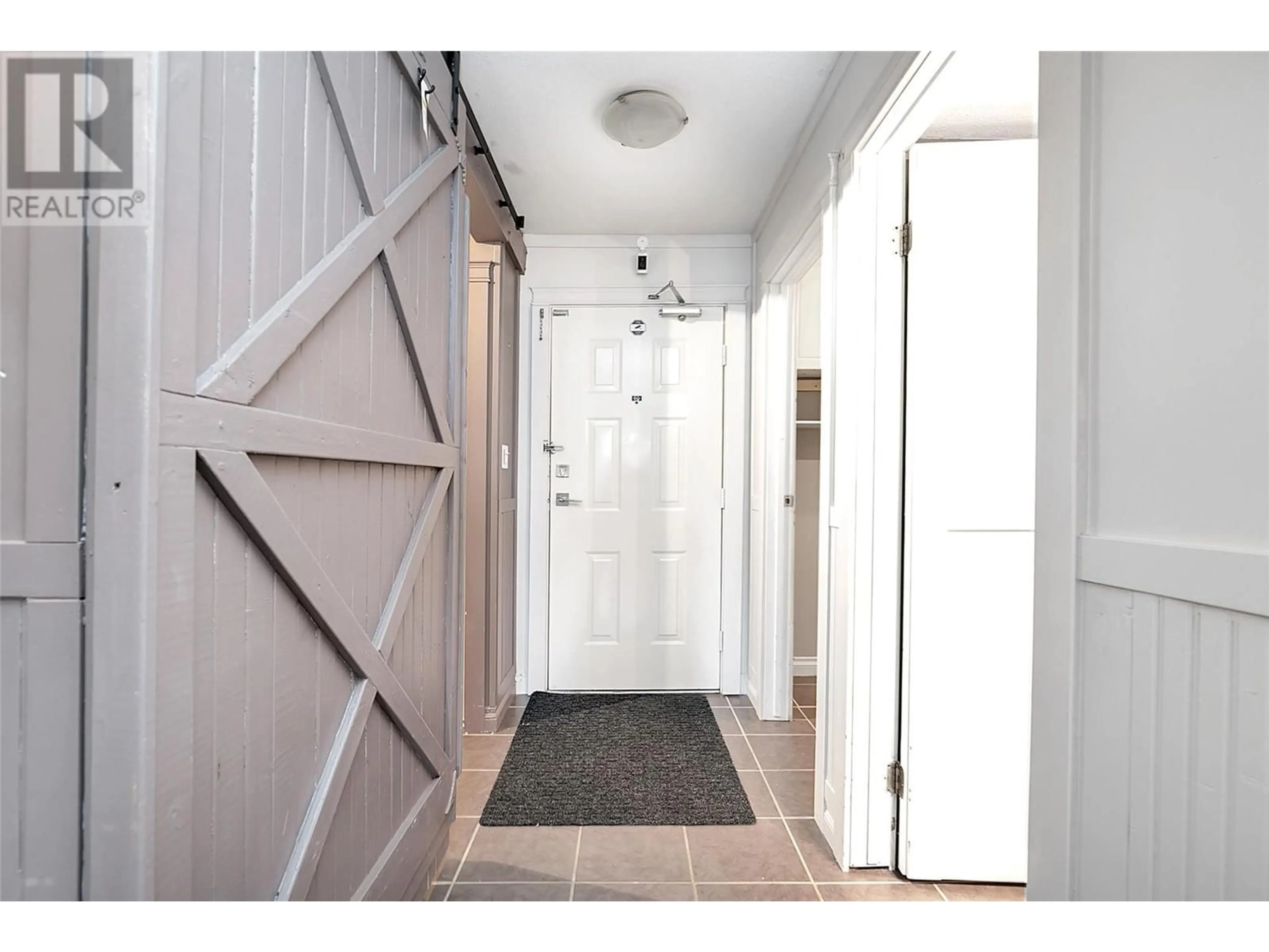 Indoor entryway for 190 - 3854 GORDON DRIVE, Kelowna British Columbia V1W3G4