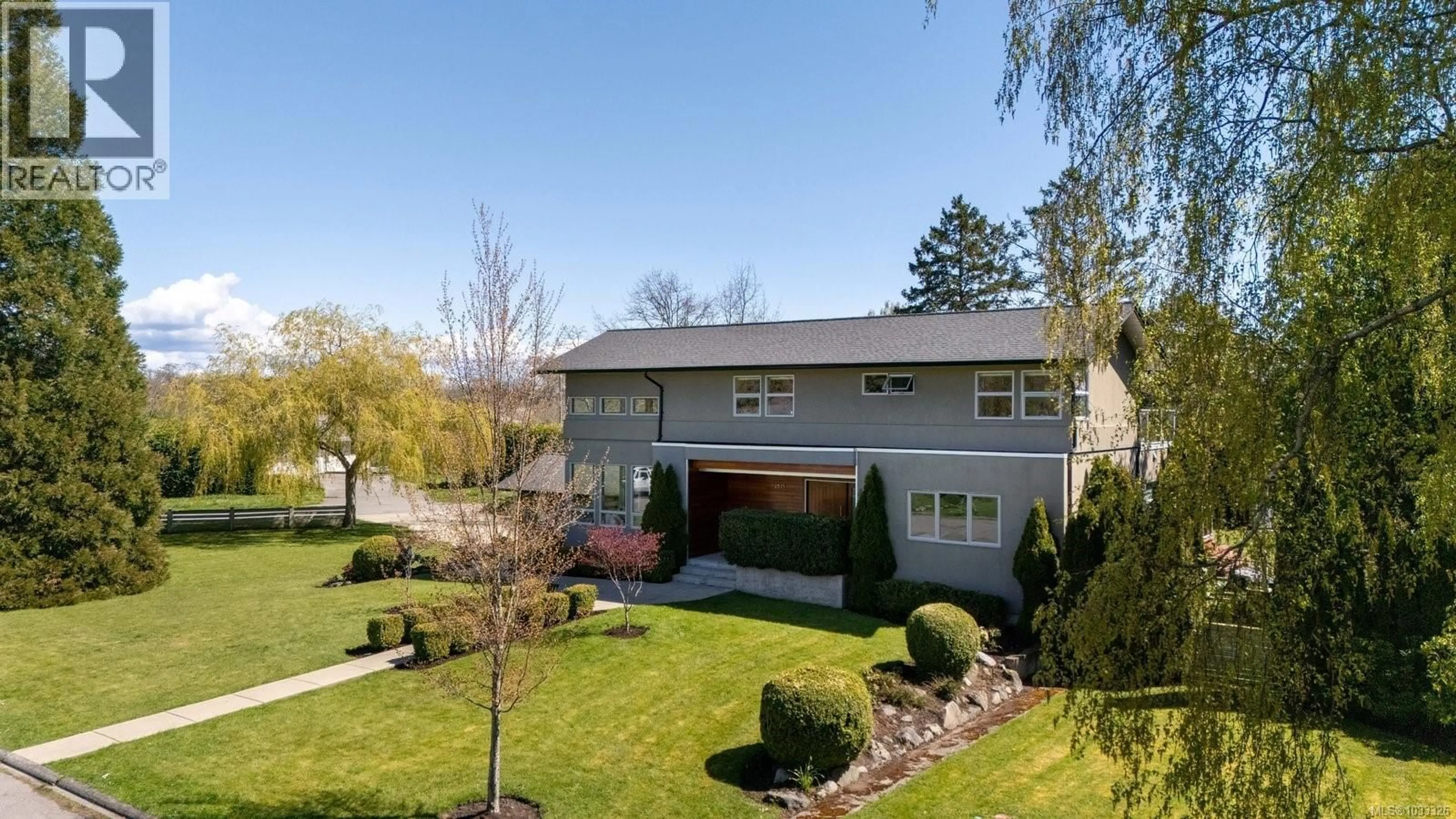 A pic from outside/outdoor area/front of a property/back of a property/a pic from drone, street for 2835 LINCOLN ROAD, Oak Bay British Columbia V8R6A8