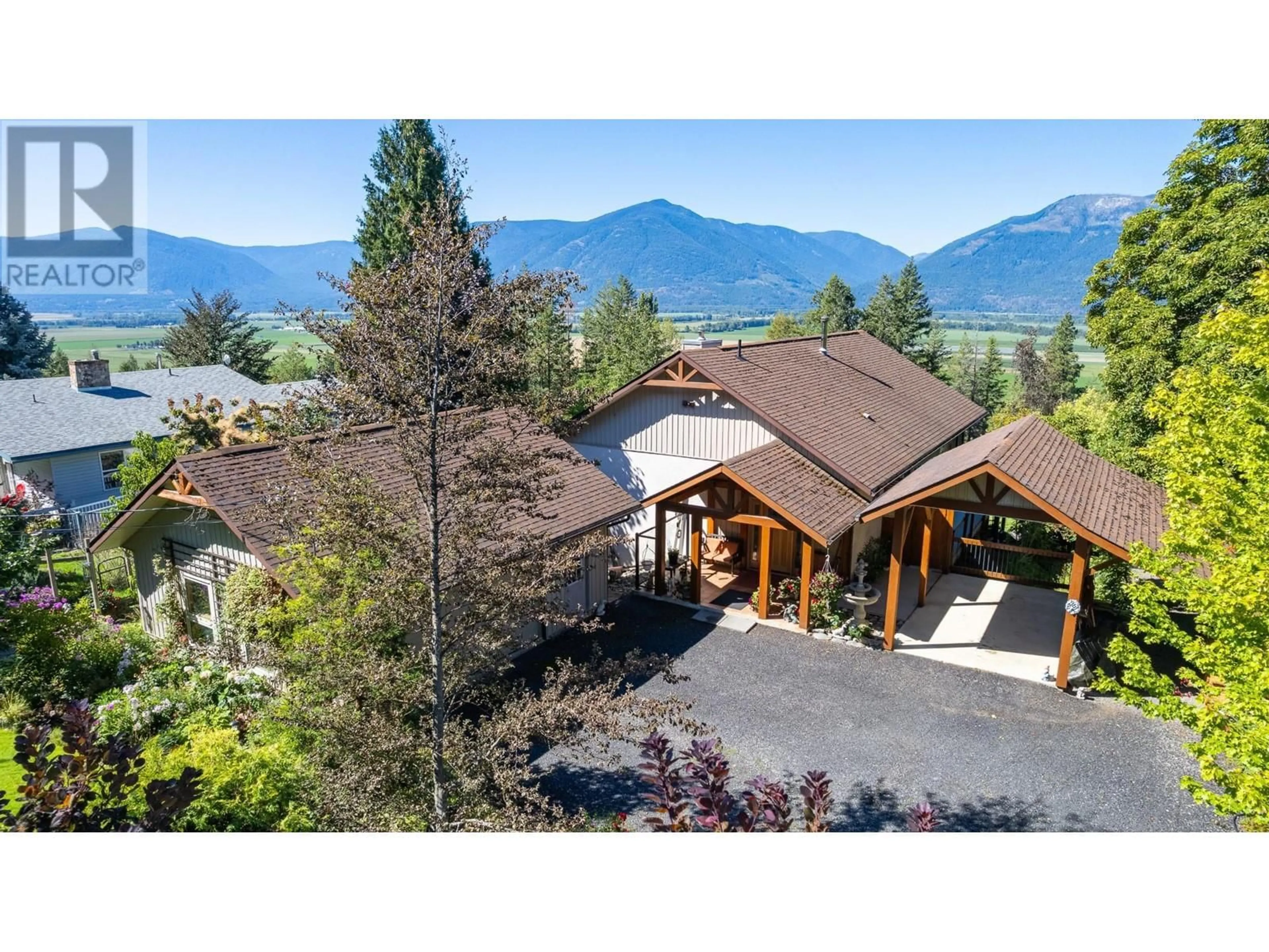 A pic from outside/outdoor area/front of a property/back of a property/a pic from drone, mountain view for 4365 HIGHWAY 3A HIGHWAY, Wynndel British Columbia V0B1N1