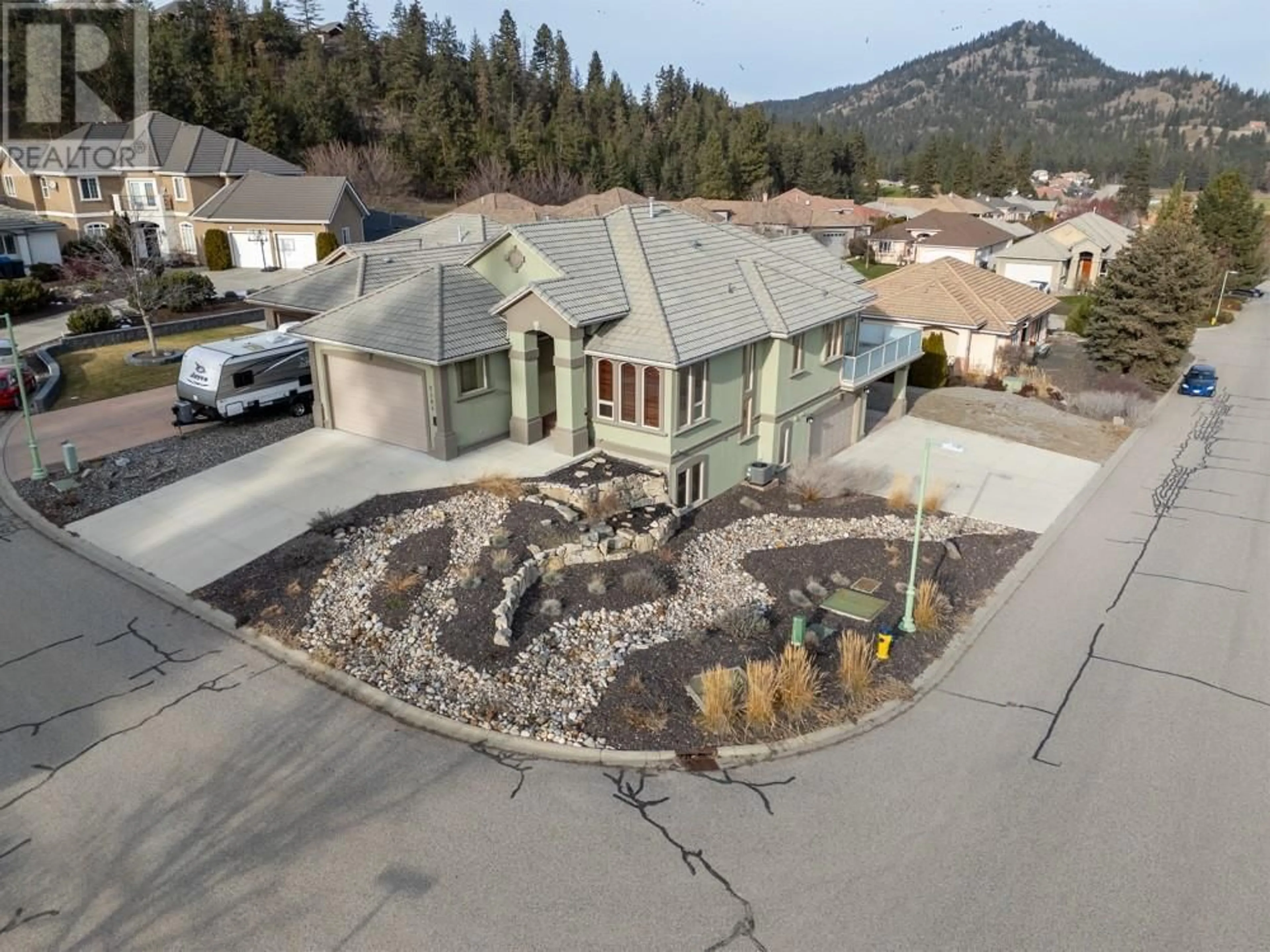 A pic from outside/outdoor area/front of a property/back of a property/a pic from drone, mountain view for 2184 Capistrano Crescent, Kelowna British Columbia V1V2A3