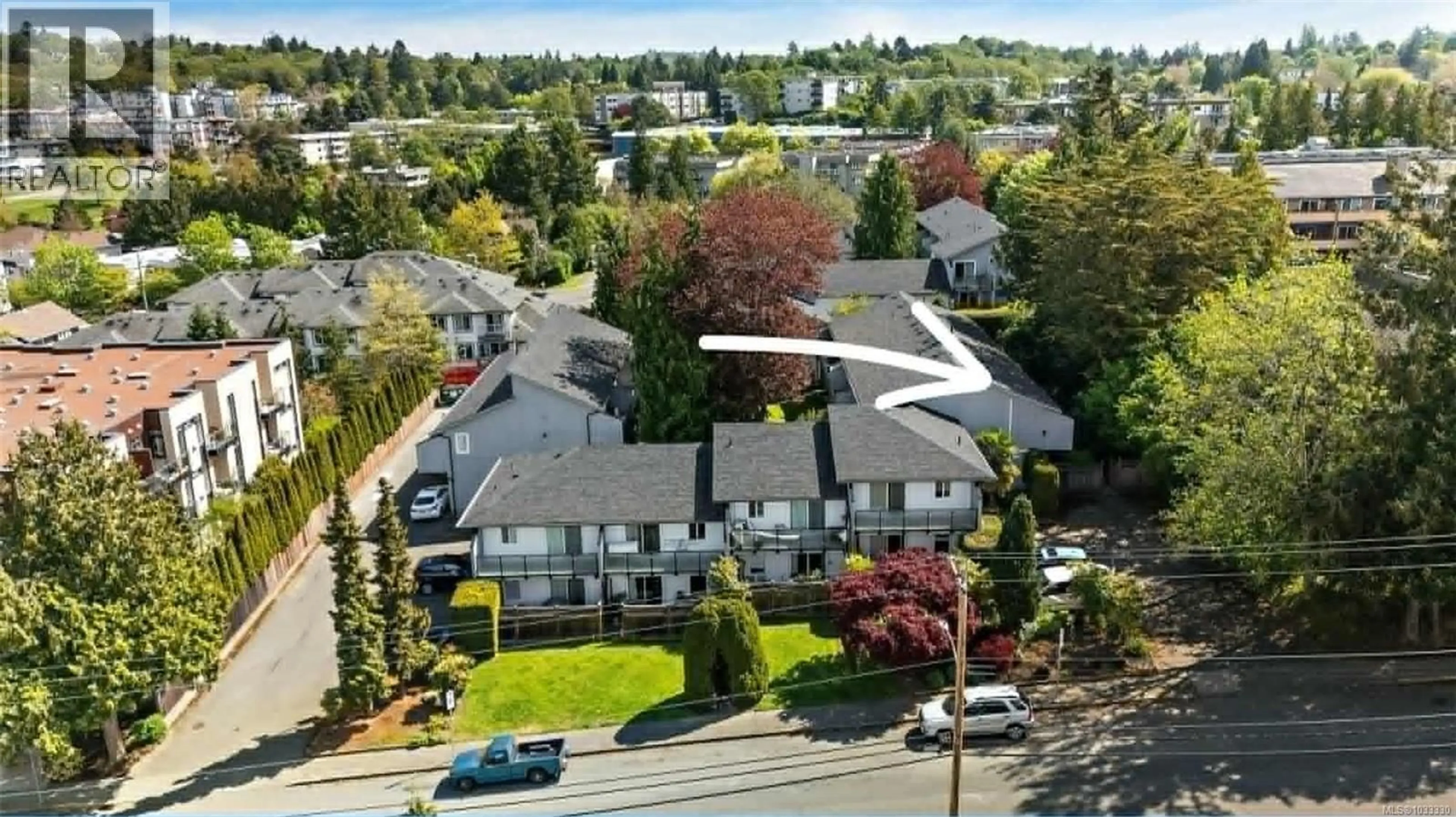 A pic from outside/outdoor area/front of a property/back of a property/a pic from drone, street for 5 - 3235 ALDER STREET, Saanich British Columbia V8X1P3