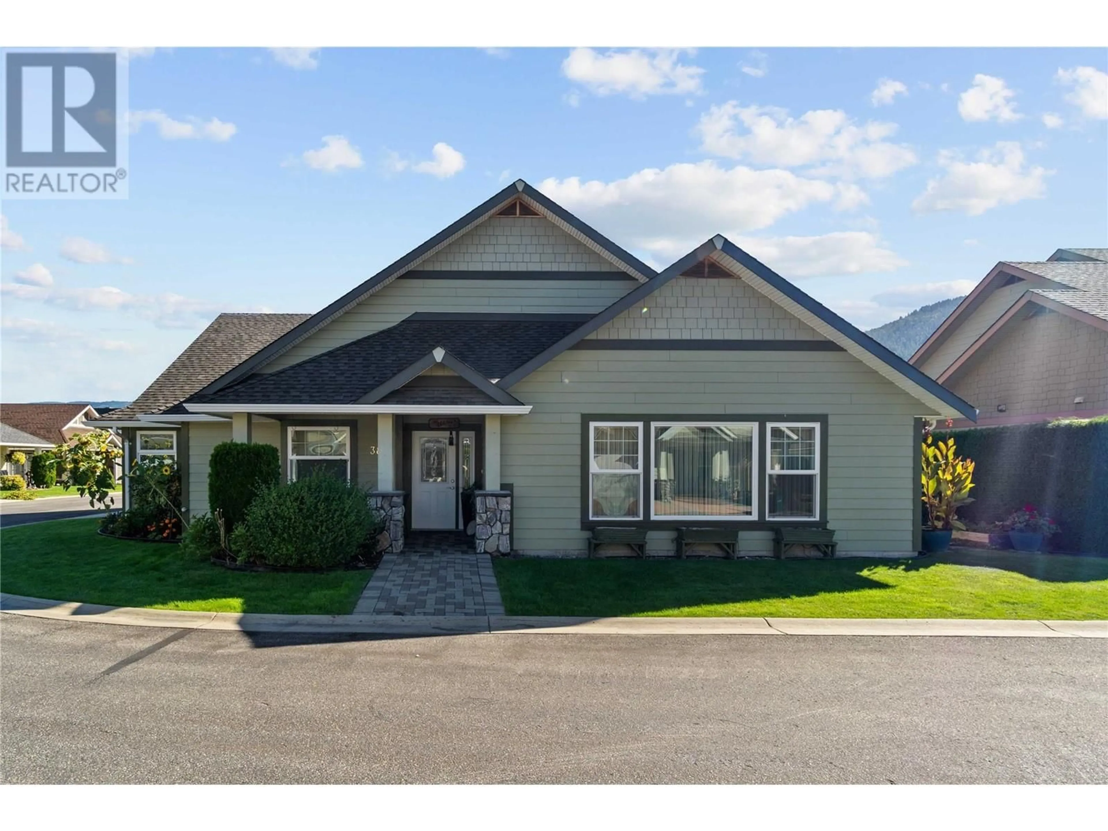 Home with vinyl exterior material, street for 38 - 1231 10 STREET SOUTHWEST, Salmon Arm British Columbia V1E0A5