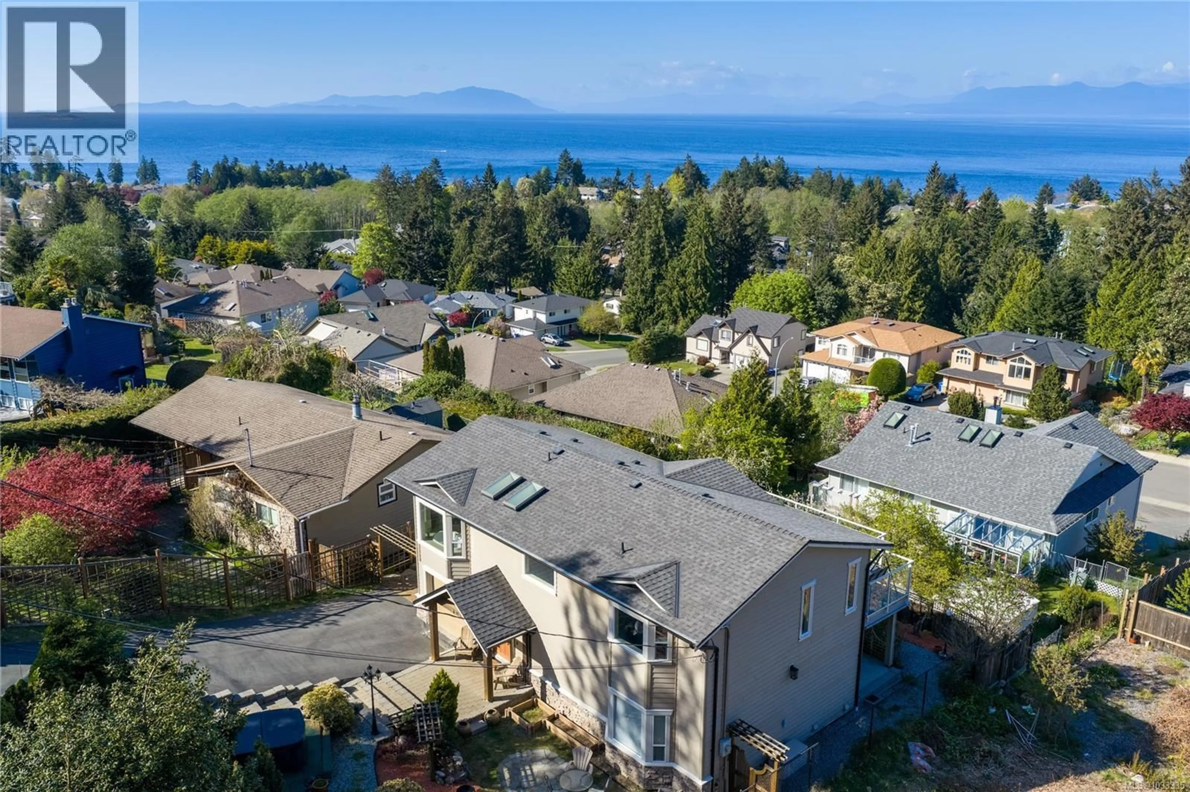 A pic from outside/outdoor area/front of a property/back of a property/a pic from drone, mountain view for 5170 LAGUNA WAY, Nanaimo British Columbia V9T5L7