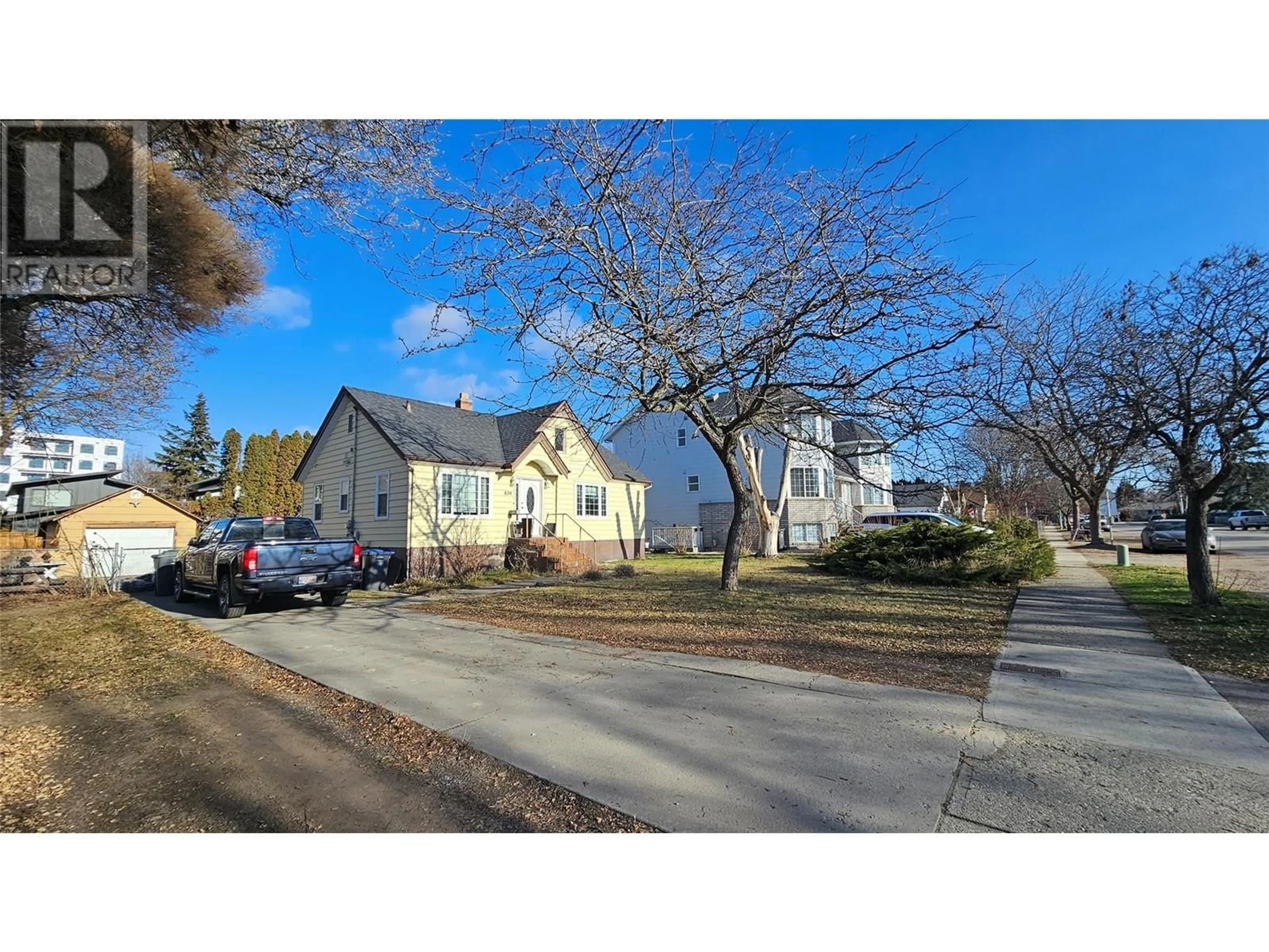 A pic from outside/outdoor area/front of a property/back of a property/a pic from drone, street for 828 DEHART AVENUE, Kelowna British Columbia V1Y6A2