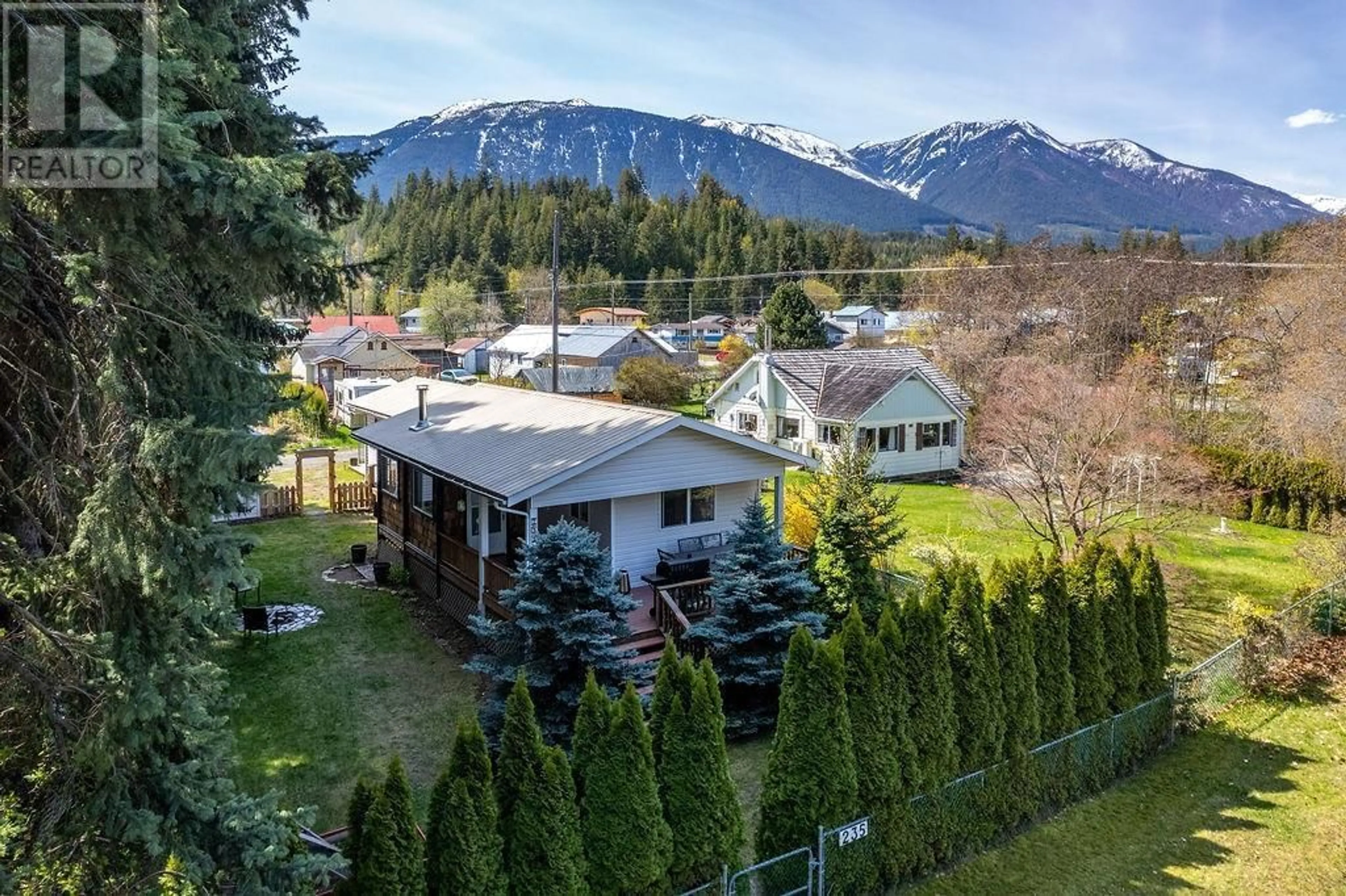 A pic from outside/outdoor area/front of a property/back of a property/a pic from drone, mountain view for 235 B Avenue, Kaslo British Columbia V0G1M0