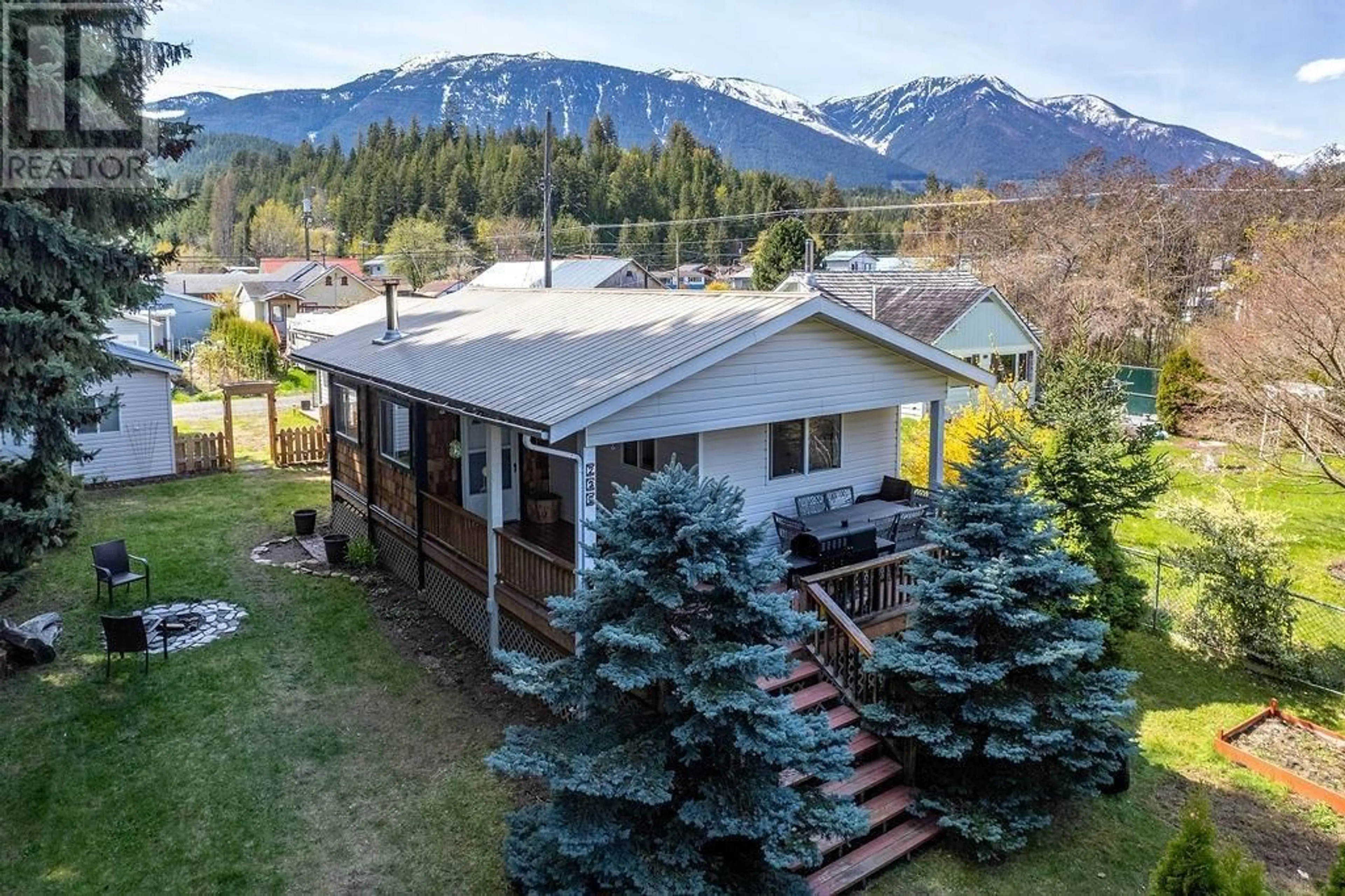 A pic from outside/outdoor area/front of a property/back of a property/a pic from drone, mountain view for 235 B Avenue, Kaslo British Columbia V0G1M0